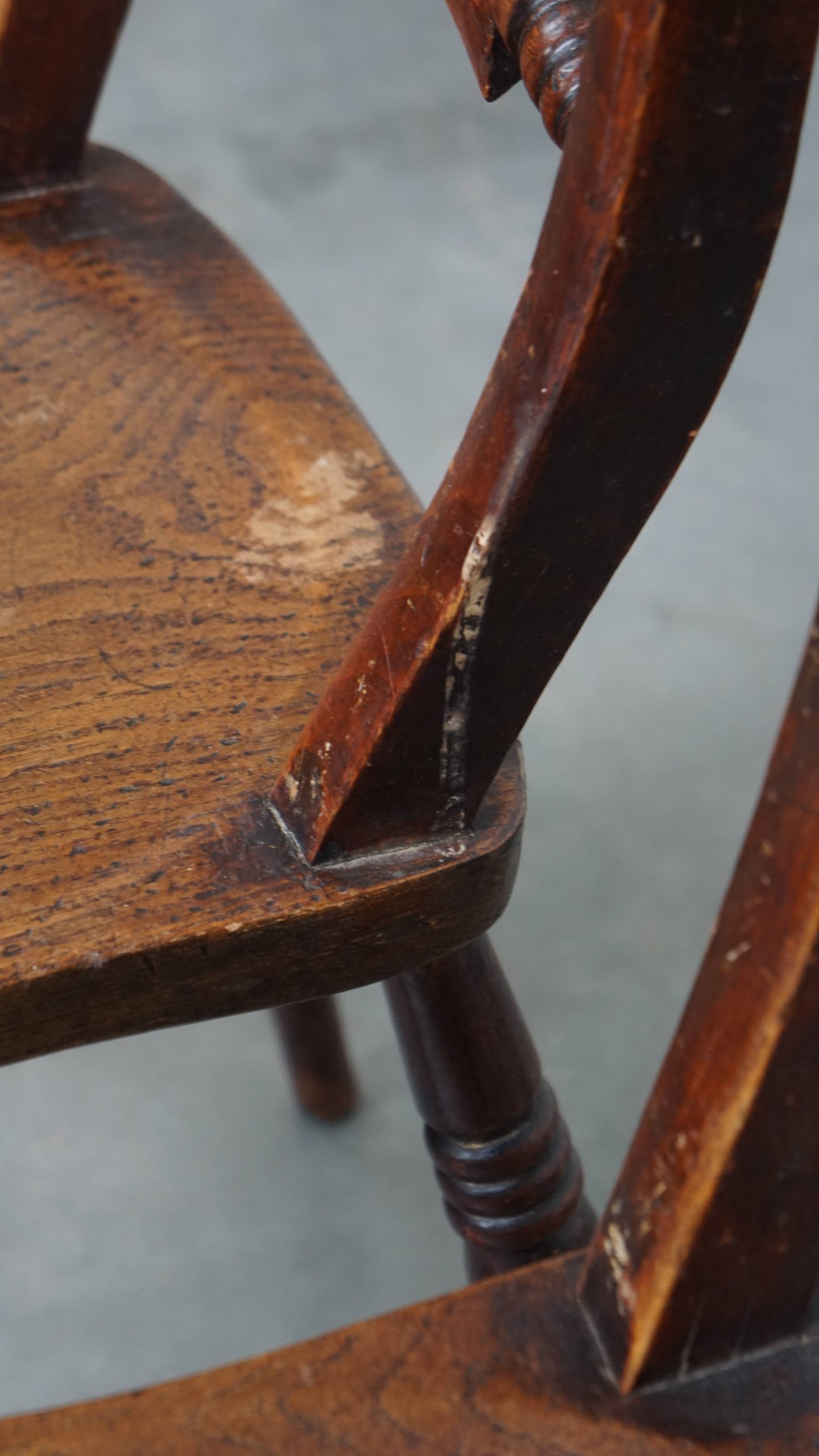 Elegante Set Van 2 Antieke Engelse Stoeltjes Met Mooi Houtwerk En Warme Kleuren image 14