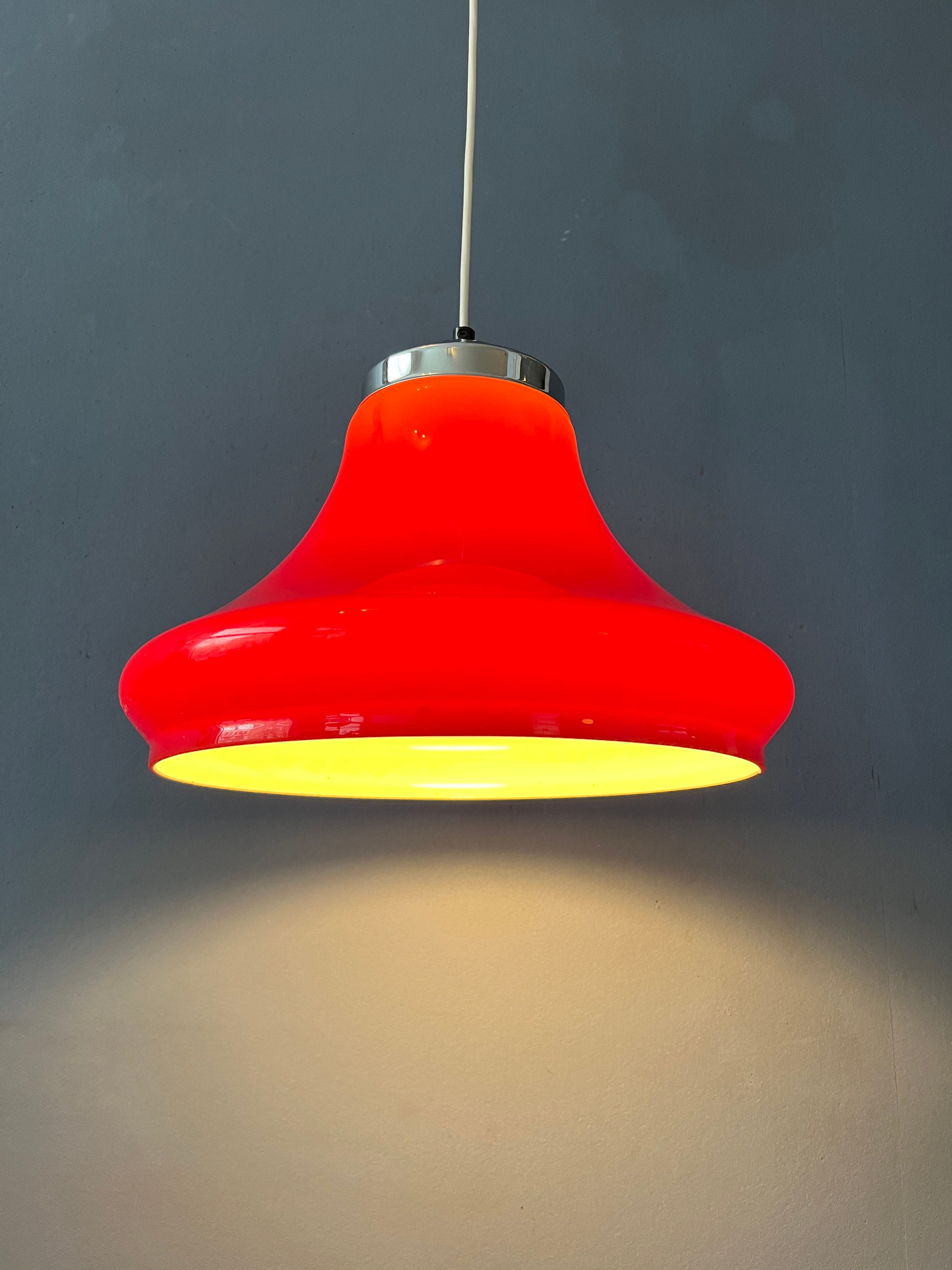 Rode Space Age Hanglamp Van Plexiglas Met Chroom Kapje image 2