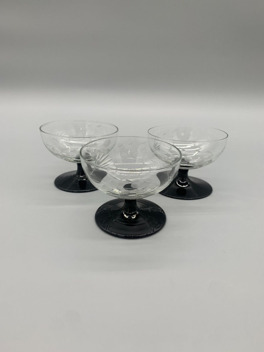 Set Vintage Gegraveerde Coupe Glaasjes Zwarte Voet 3 Stuks image 4