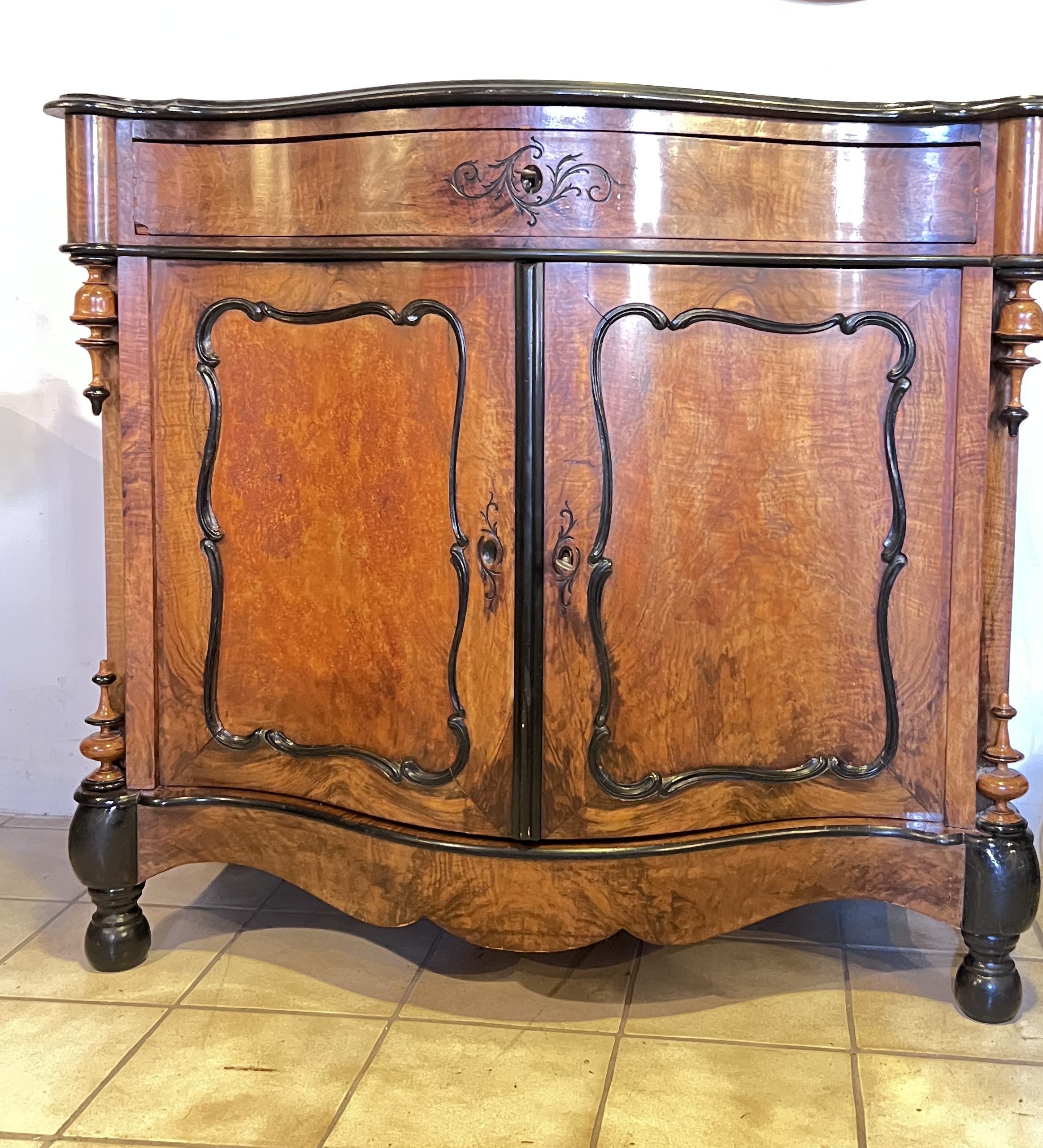 Antieke Mahonie Kast Met Twee Deuren En Lade, Zwarte Details Zgn. Willem 3 Stijl, 113 Cm Breed image 2