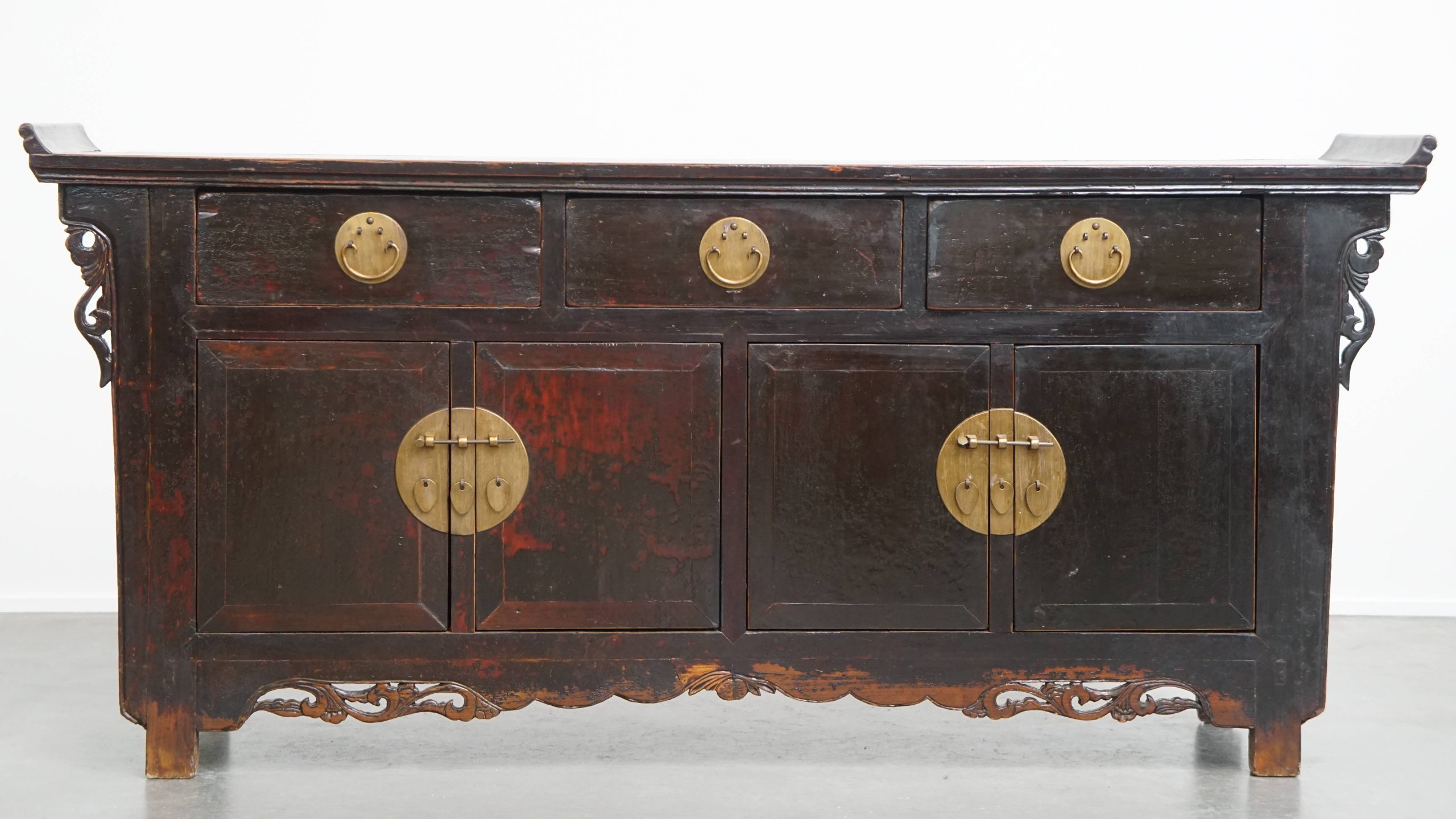 Antiek Houten Chinees Dressoir/ Altaar In Een Warme Donkere Kleur En Mooie Details image 3
