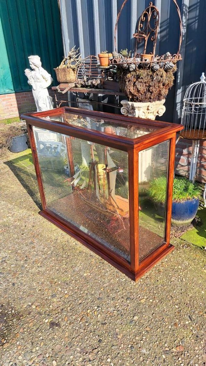 Klassieke Mahonie Vitrinekast, Met Zeilschip image 3