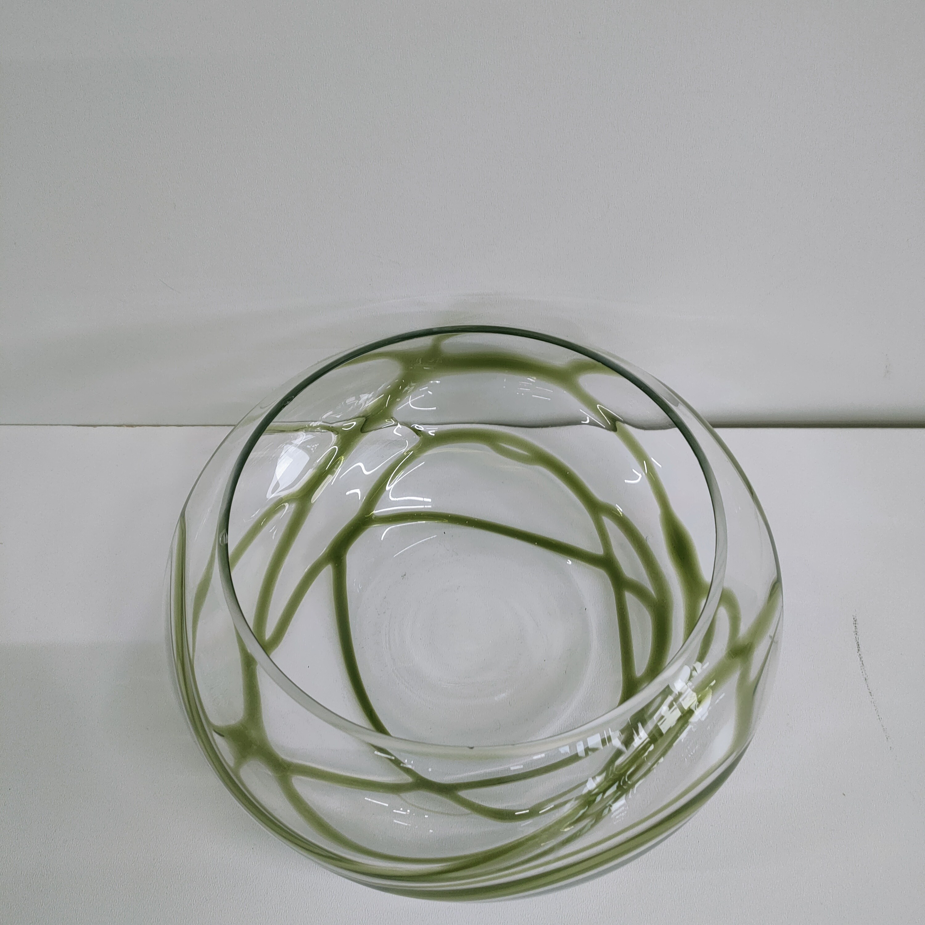 Glazen Schaal Bewerkt Met Groene Lijnen image 5