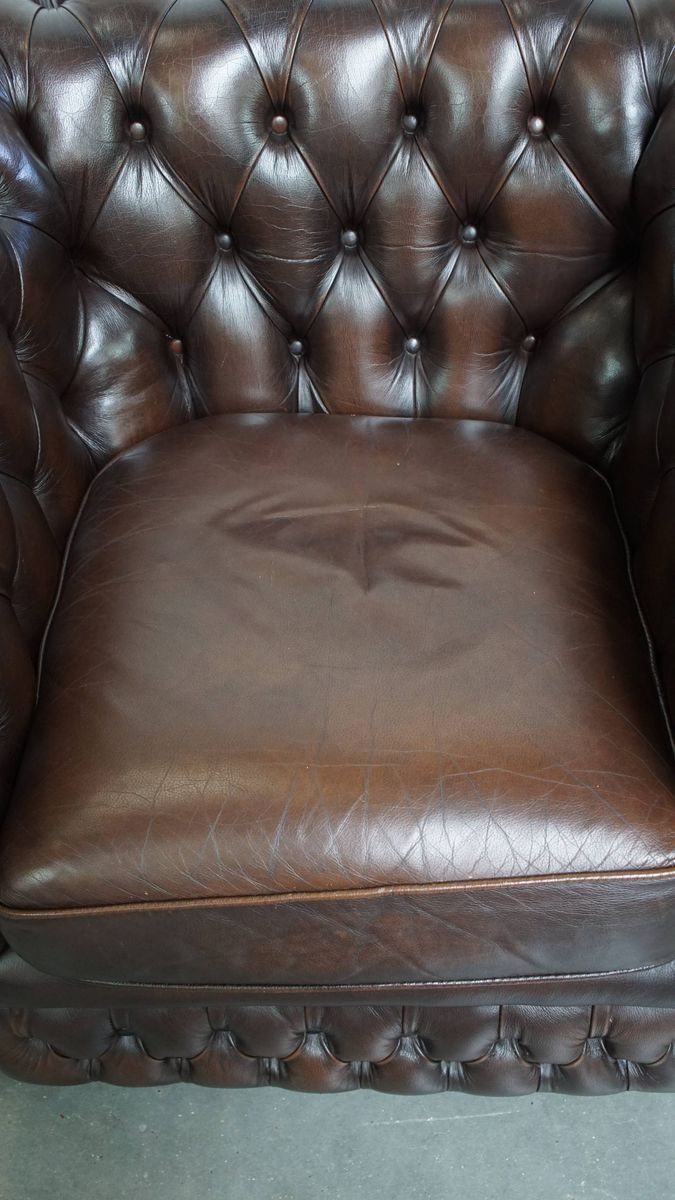 Imposante, Engelse Rundleren Chesterfield Fauteuil Met Een Comfortabele Zit En Een Diepe Donkere image 6