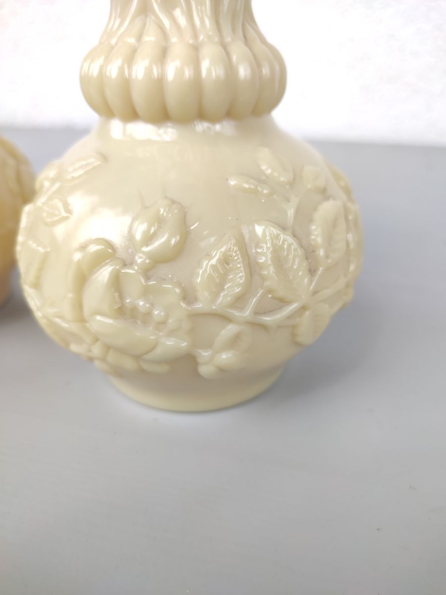 Duo Antieke Beige Opaline Vazen image 2