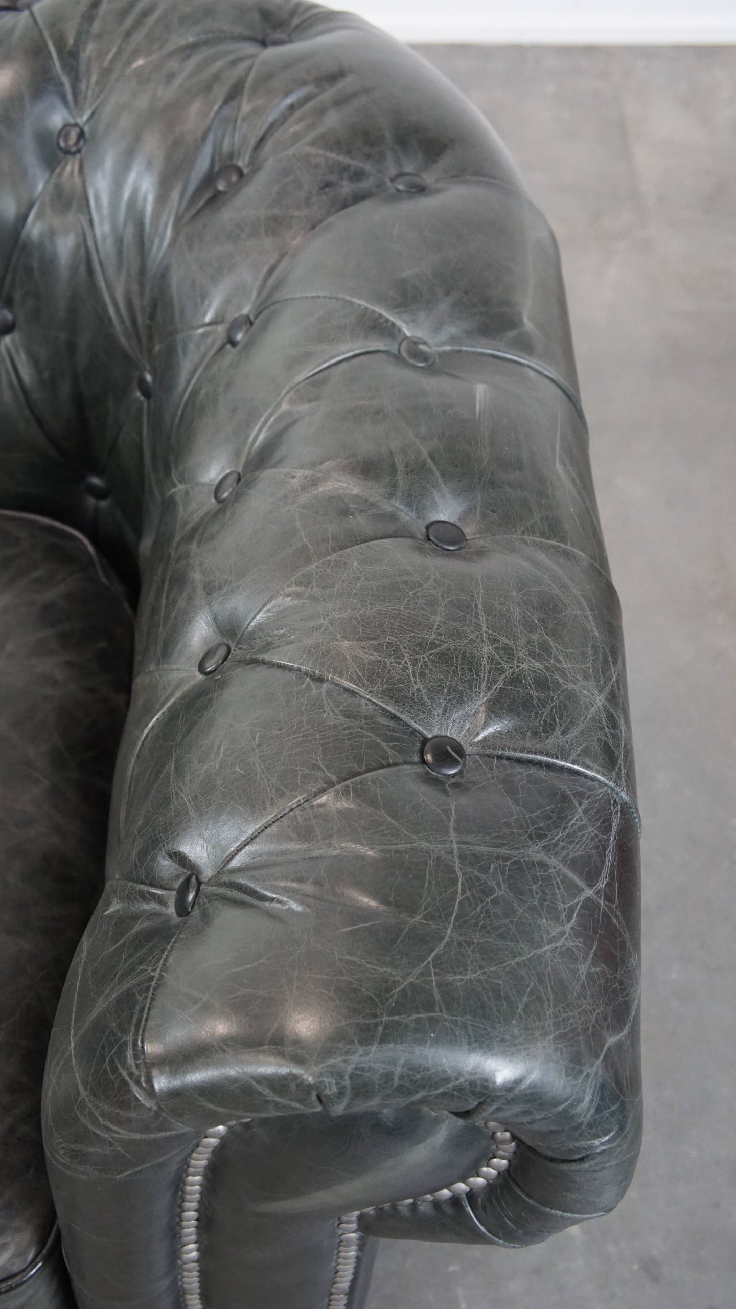 Tijdloze En Klassieke Ruime Zwarte Chesterfield Fauteuil Van Karaktervol Generfd Rundleer image 9