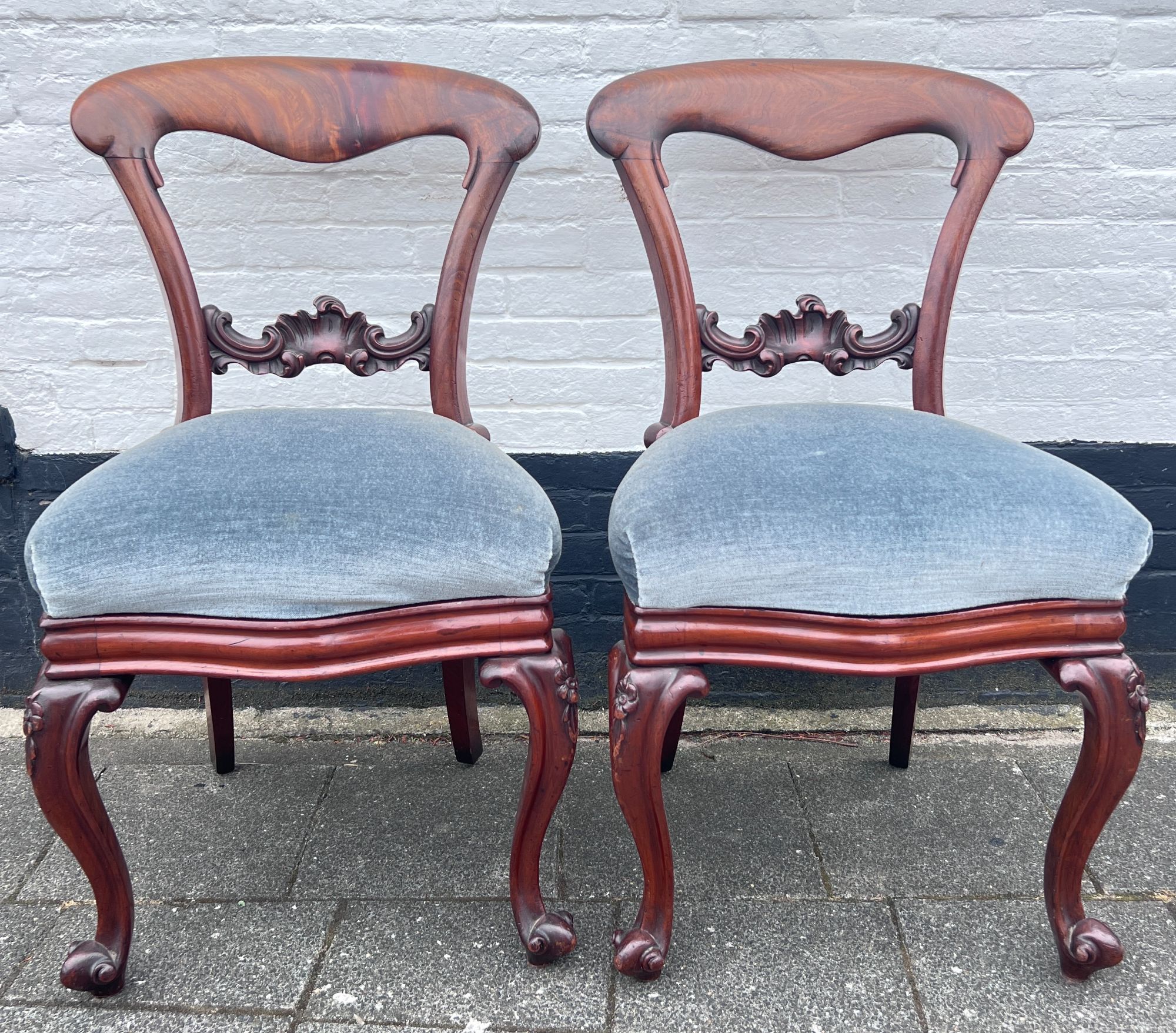 Set Van Twee Antiek Mahonie Stoelen Met Blauwe Stoffering, 47 X 43, Hoog 87 Cm image 2