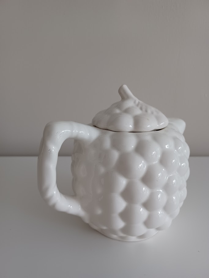 Kannetje, Tros Druiven. Wit, Geglazuurd, Barbotine Aardewerk. image 3