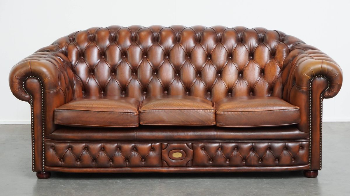 Mooie En Complete Set Van Een 2,5 Zits En 2 Zits Bruine Engelse Rundleren Chesterfield Bank image 17