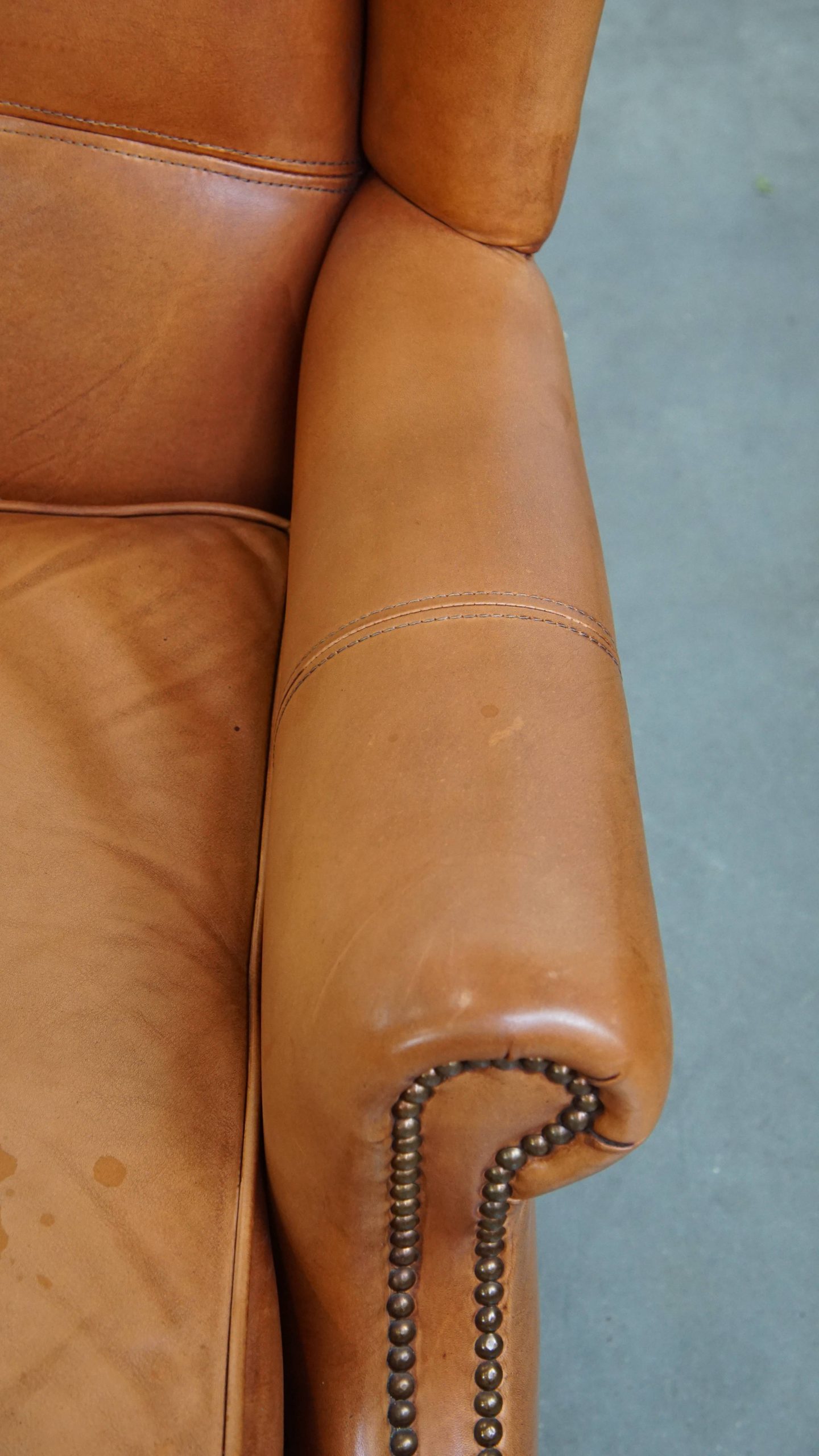 Klassieke En Unieke Set Van 2 Rundleren Oorfauteuils Afgewerkt Met Siernagels En Mooie Details image 10