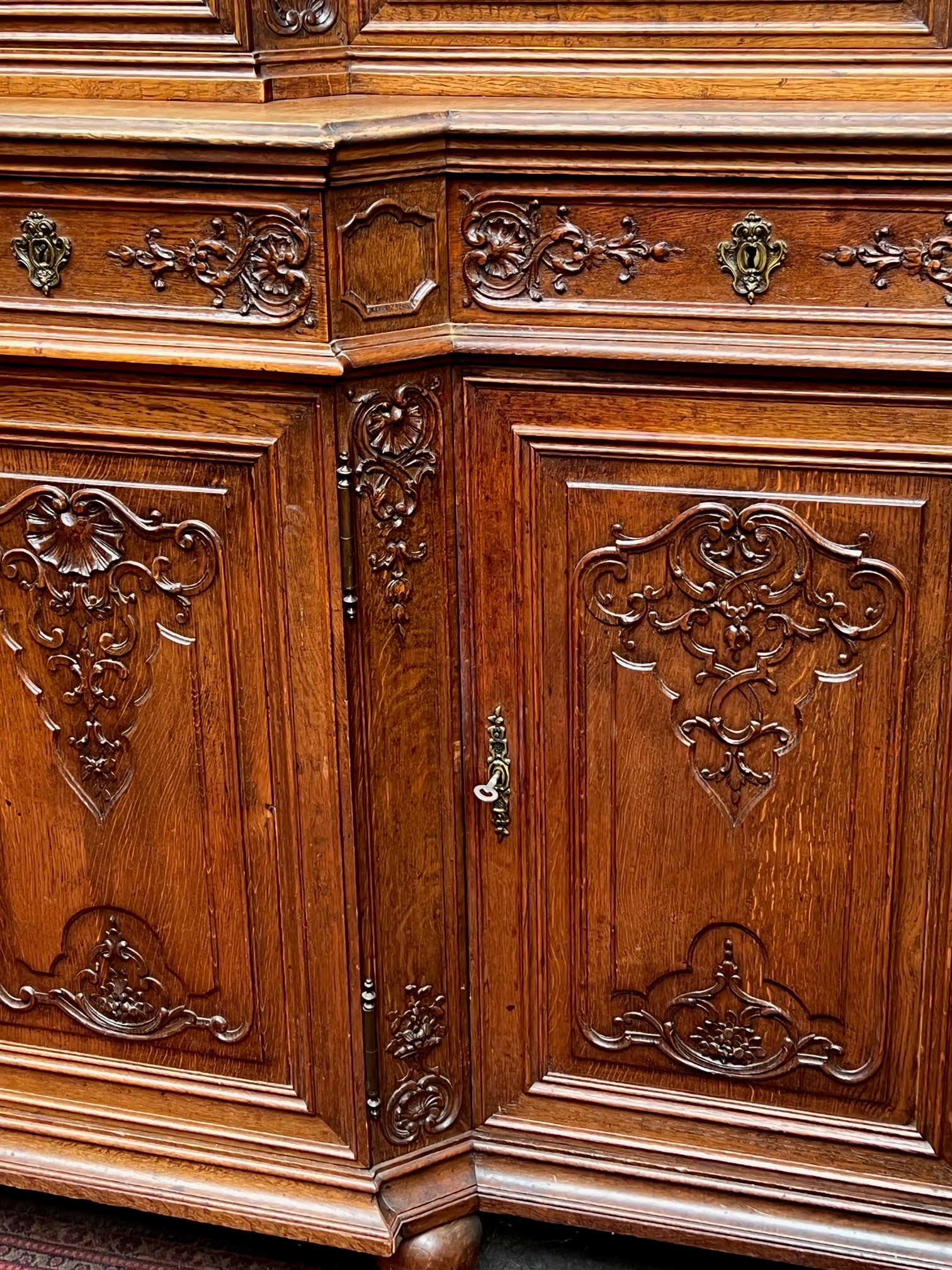 Antiek Rococo Buffet - Vitrinekast Met Ingebouwde Klok. image 6