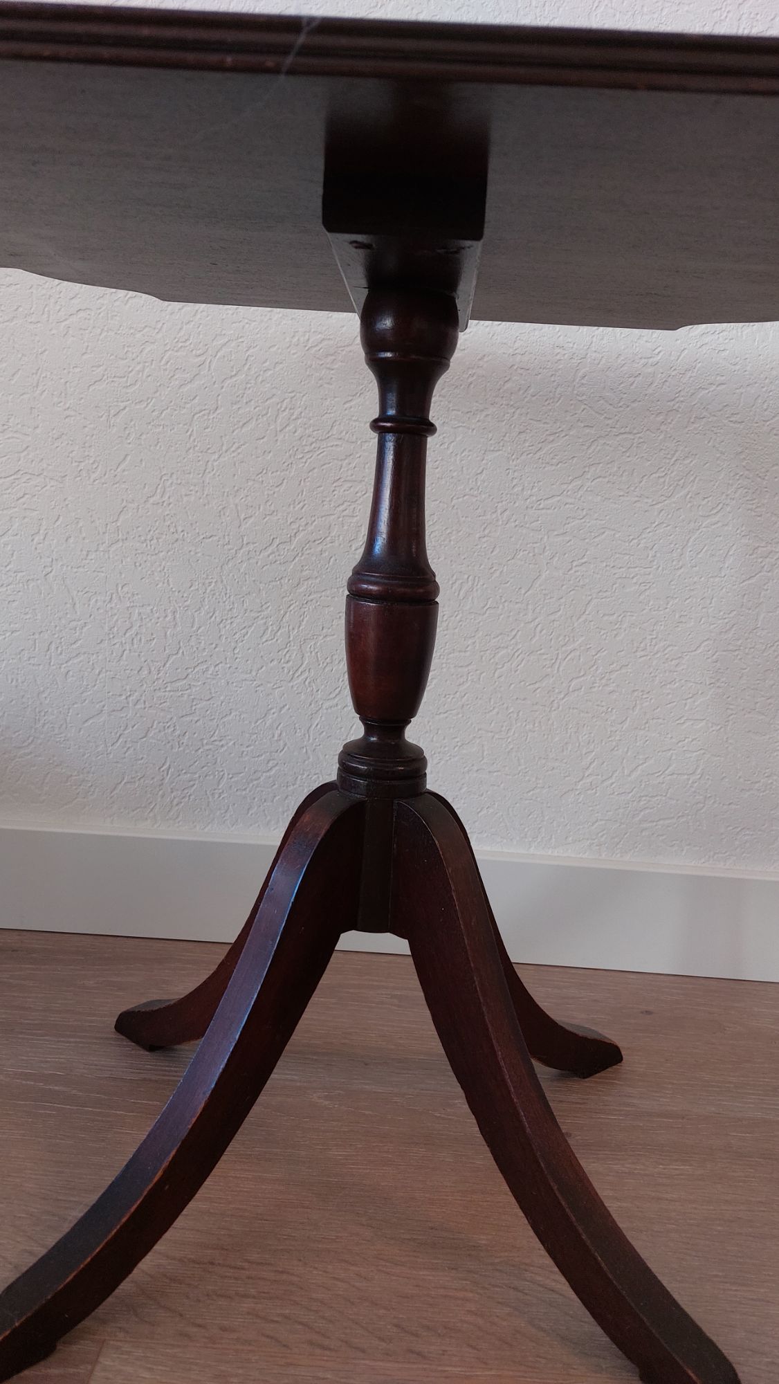 Bijzettafeltje Met Rood Leder Blad Met Goudkleurige Sierrand image 6