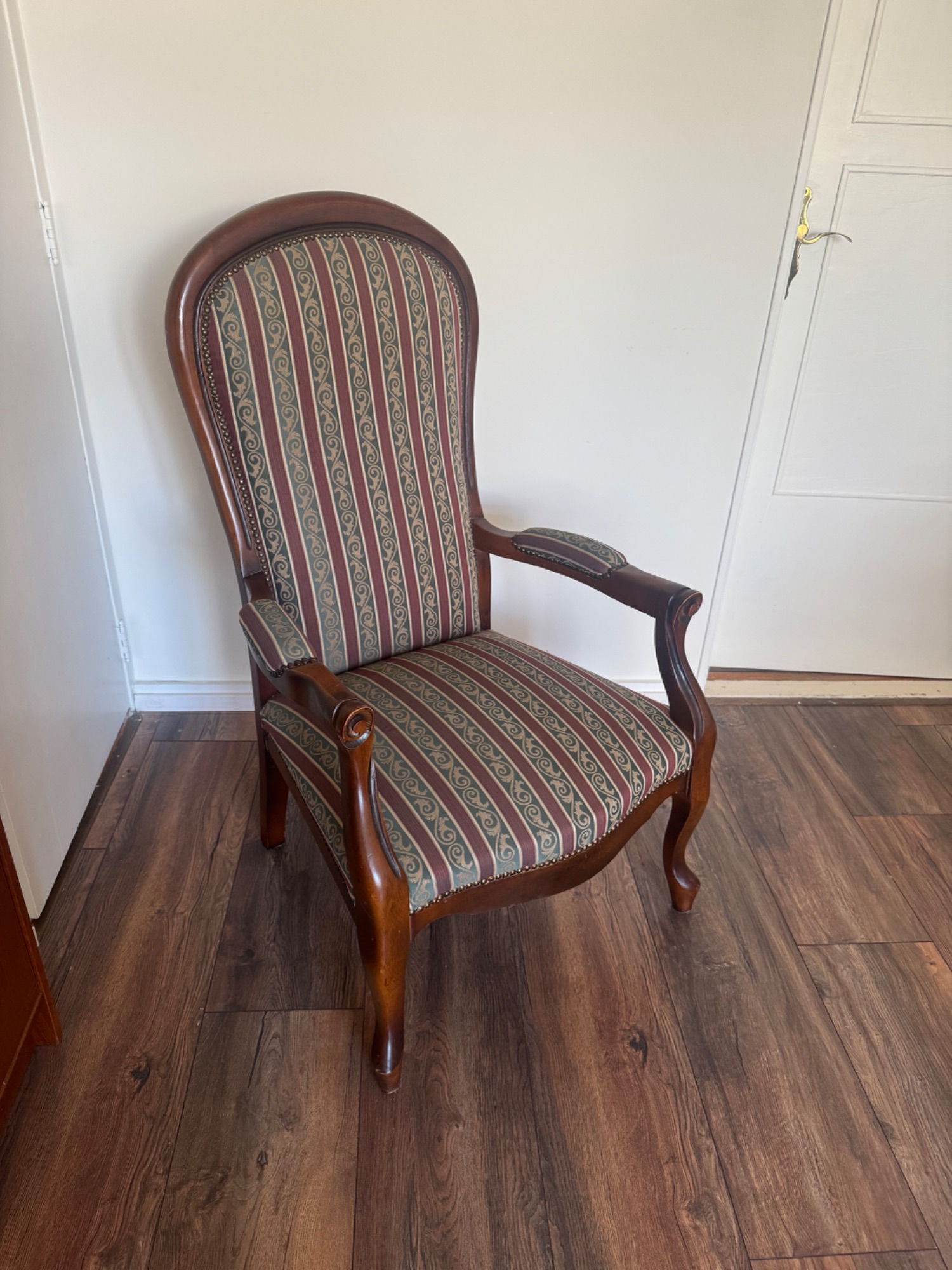 Antieke Houten Fauteuil Met Gestreept Patroon. image 2