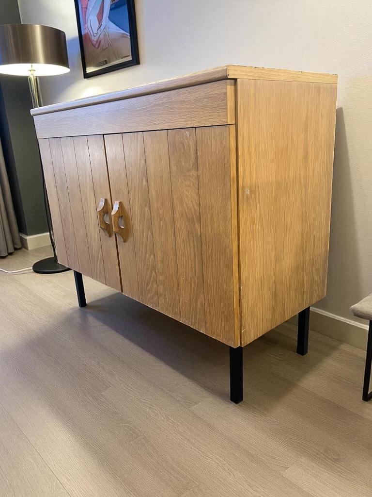 Vintage Kast / Commode Met Stalen Pootjes image 2