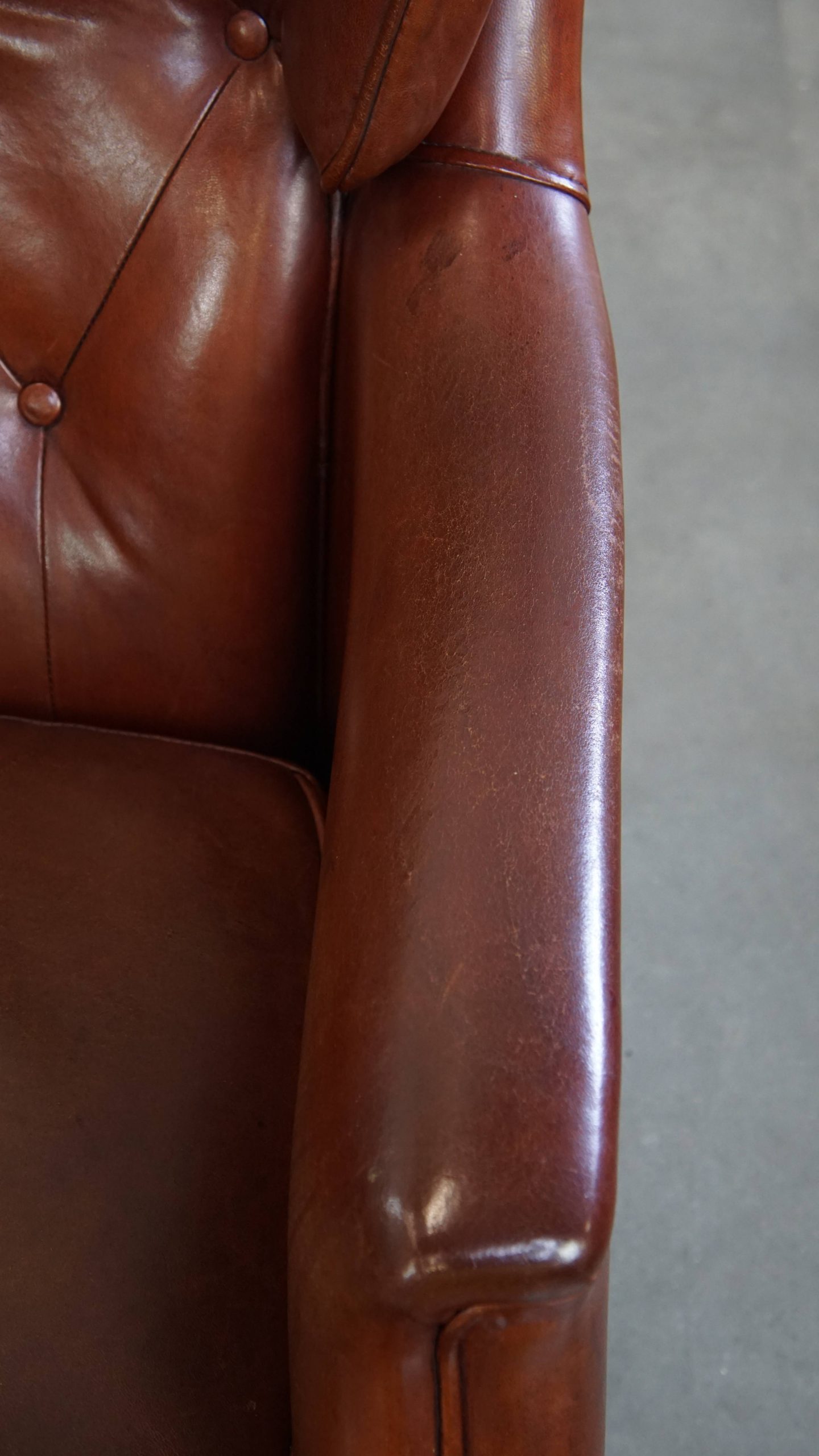 Comfortabele En Karaktervolle Set Van 2 Schapenleren Chesterfield Fauteuils Met Hocker image 11