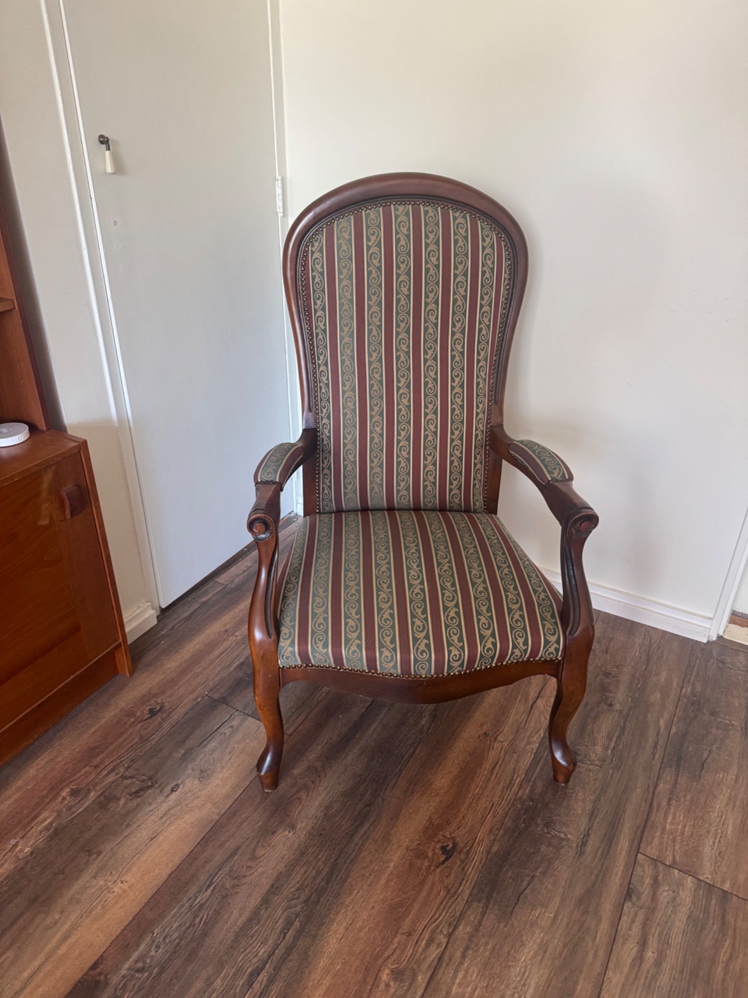 Antieke Houten Fauteuil Met Gestreept Patroon. image 3