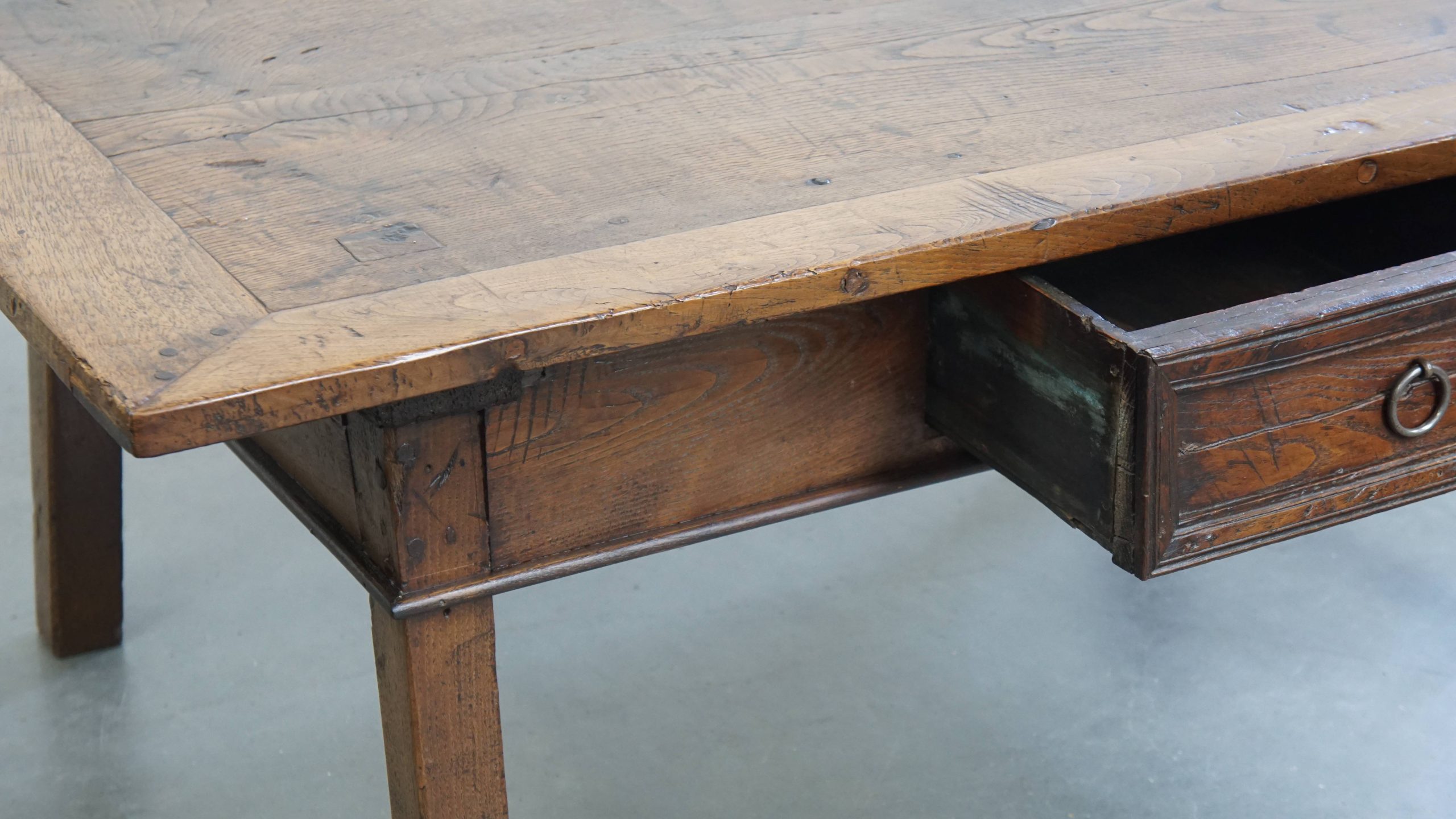 Karaktervolle Antieke Zuid Europese Kastanjehouten Salontafel Uit De 18e Eeuw Met Een Lade image 9