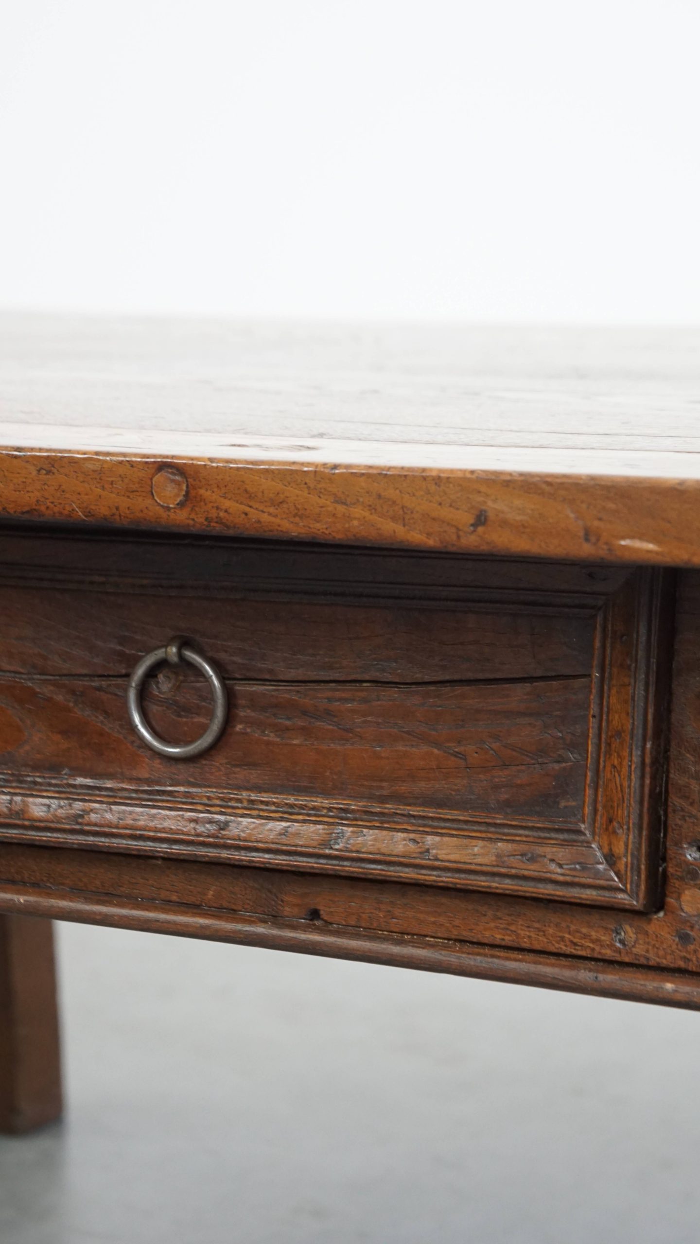 Karaktervolle Antieke Zuid Europese Kastanjehouten Salontafel Uit De 18e Eeuw Met Een Lade image 11