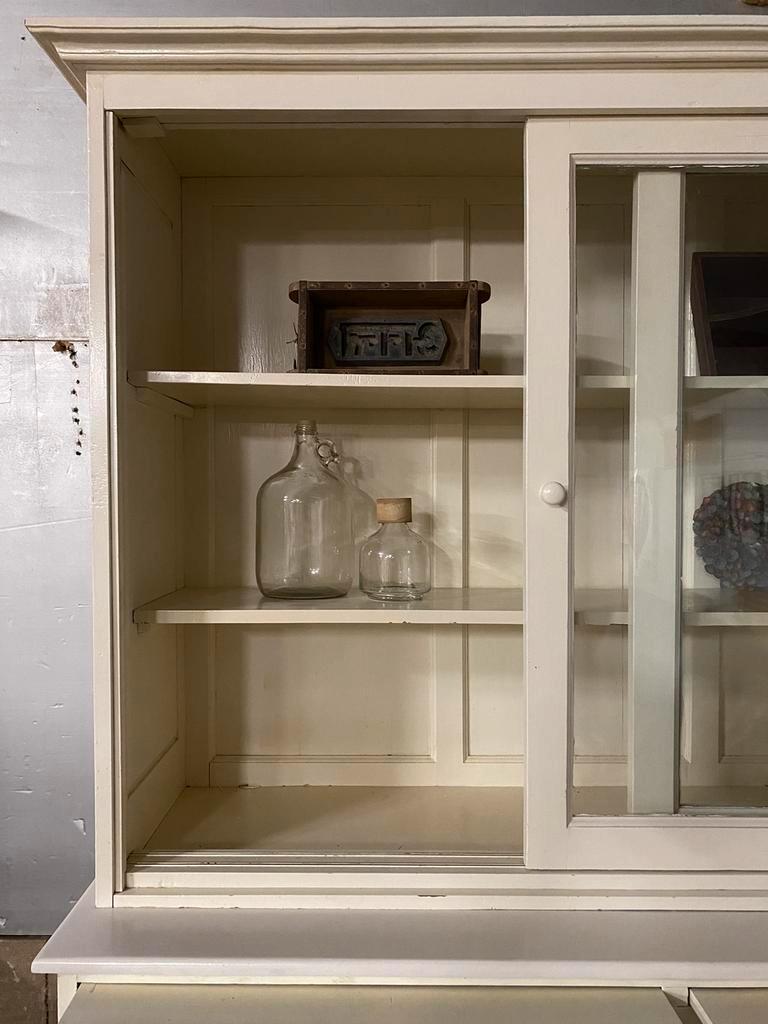 Franse Keukenkast, Oude Kast. Crème Wit. Originele Verflaag. image 3