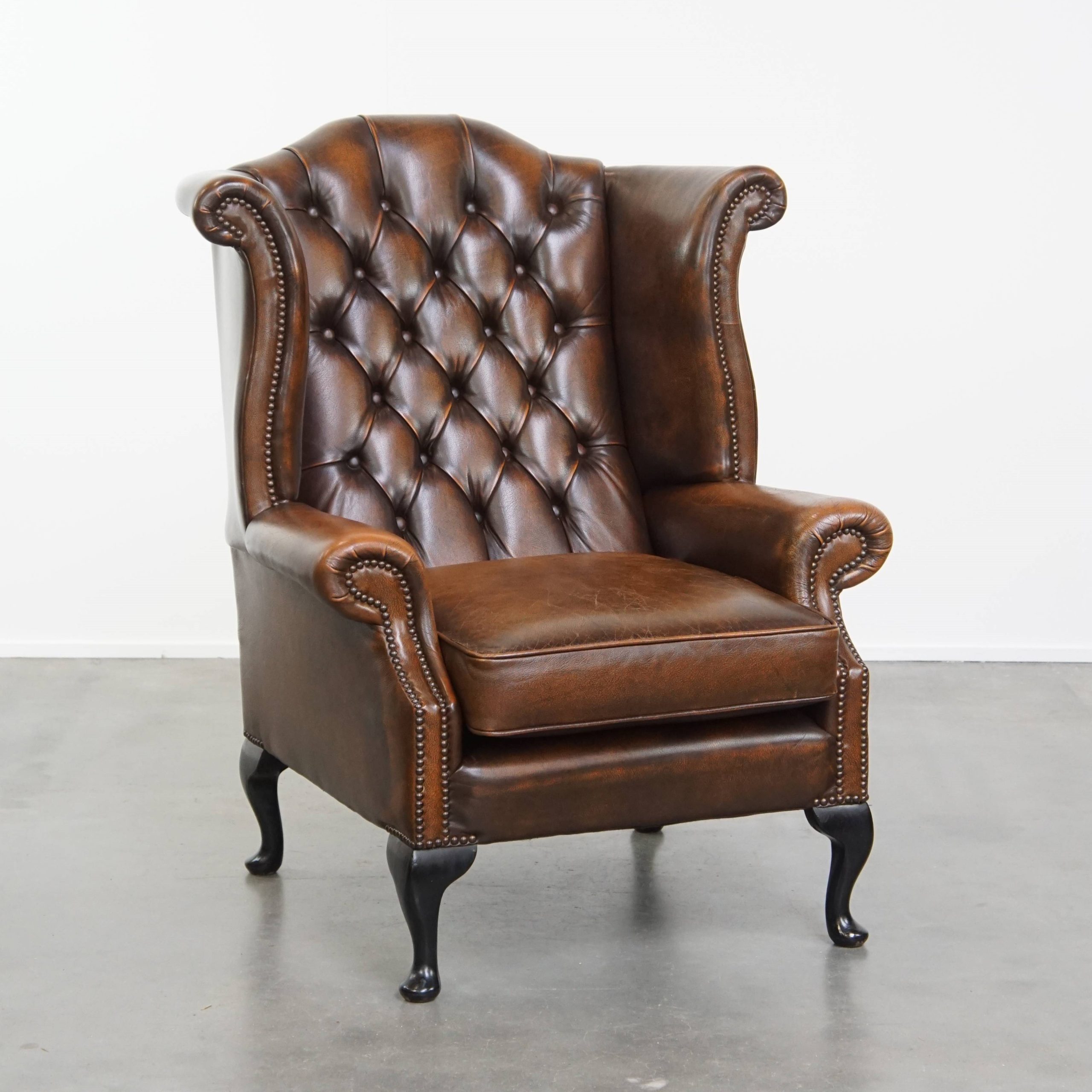 In Nette Staat Verkerende Klassieke Cognac Bruine Rundleren Chesterfield Oorfauteuil image 2