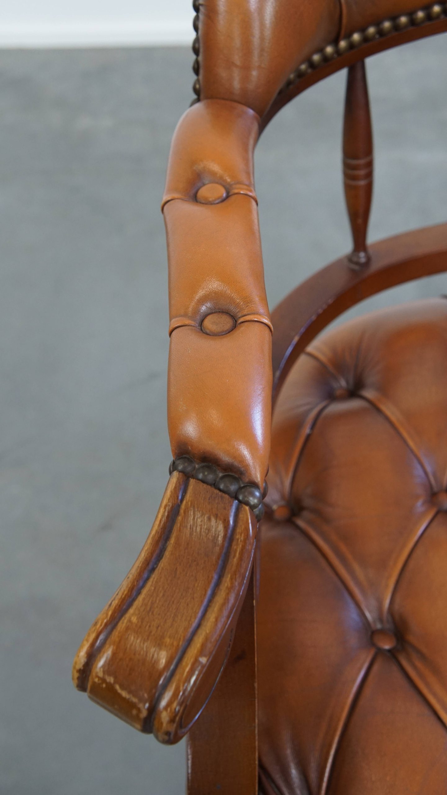 Klassieke Rundleren En Houten Chesterfield Bureaustoel In Engelse Stijl, Afgewerkt Met Siernagels image 8