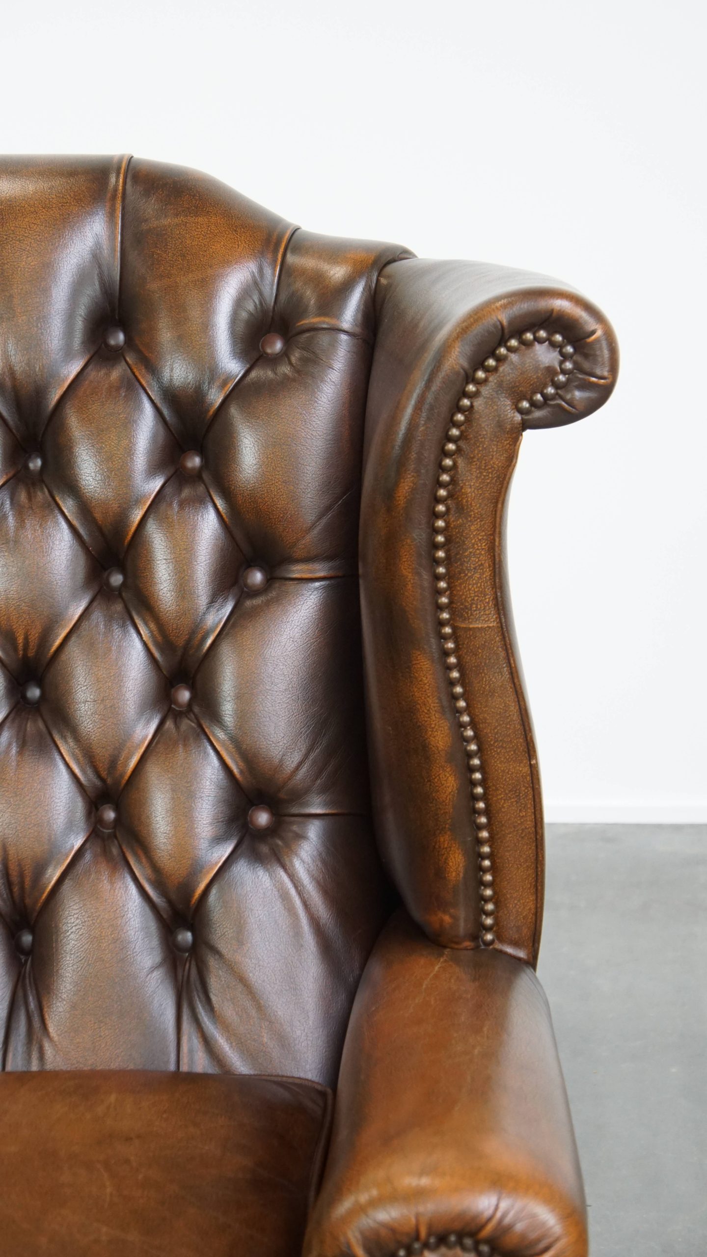 In Nette Staat Verkerende Klassieke Cognac Bruine Rundleren Chesterfield Oorfauteuil image 9