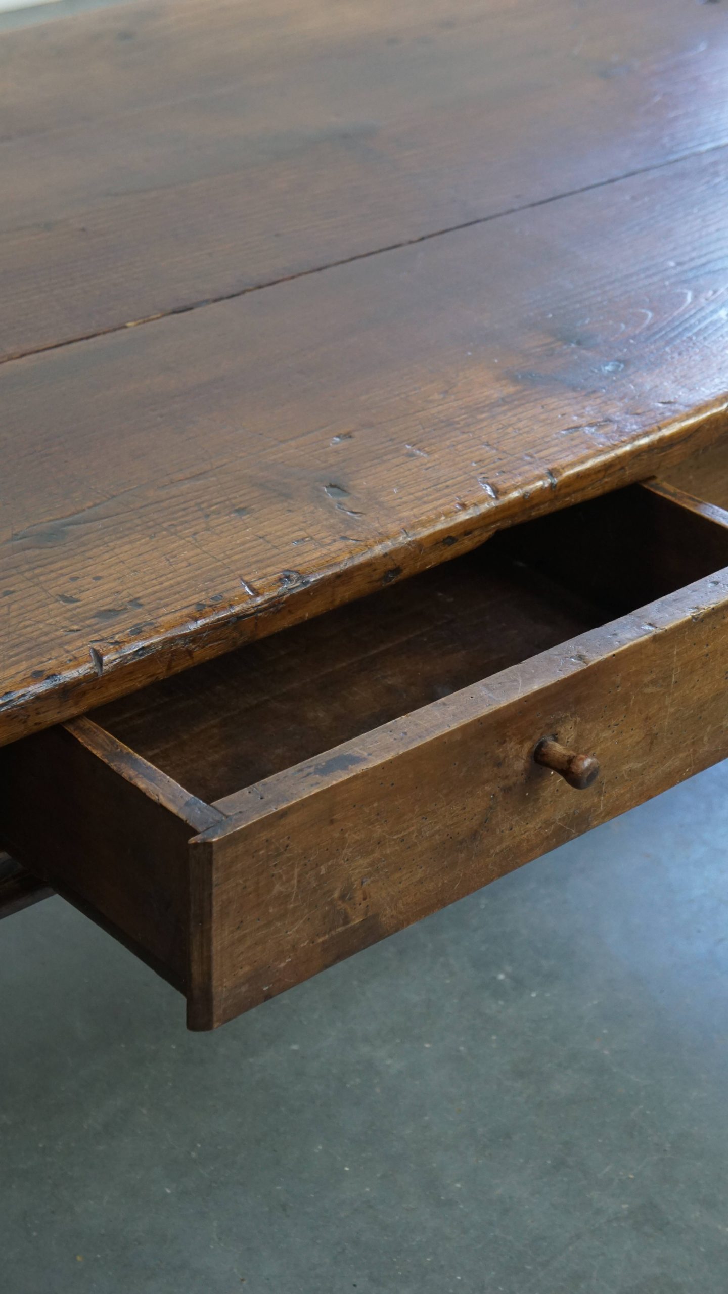Charmante Antieke Salontafel Met Een Lade En Prachtige Details image 4