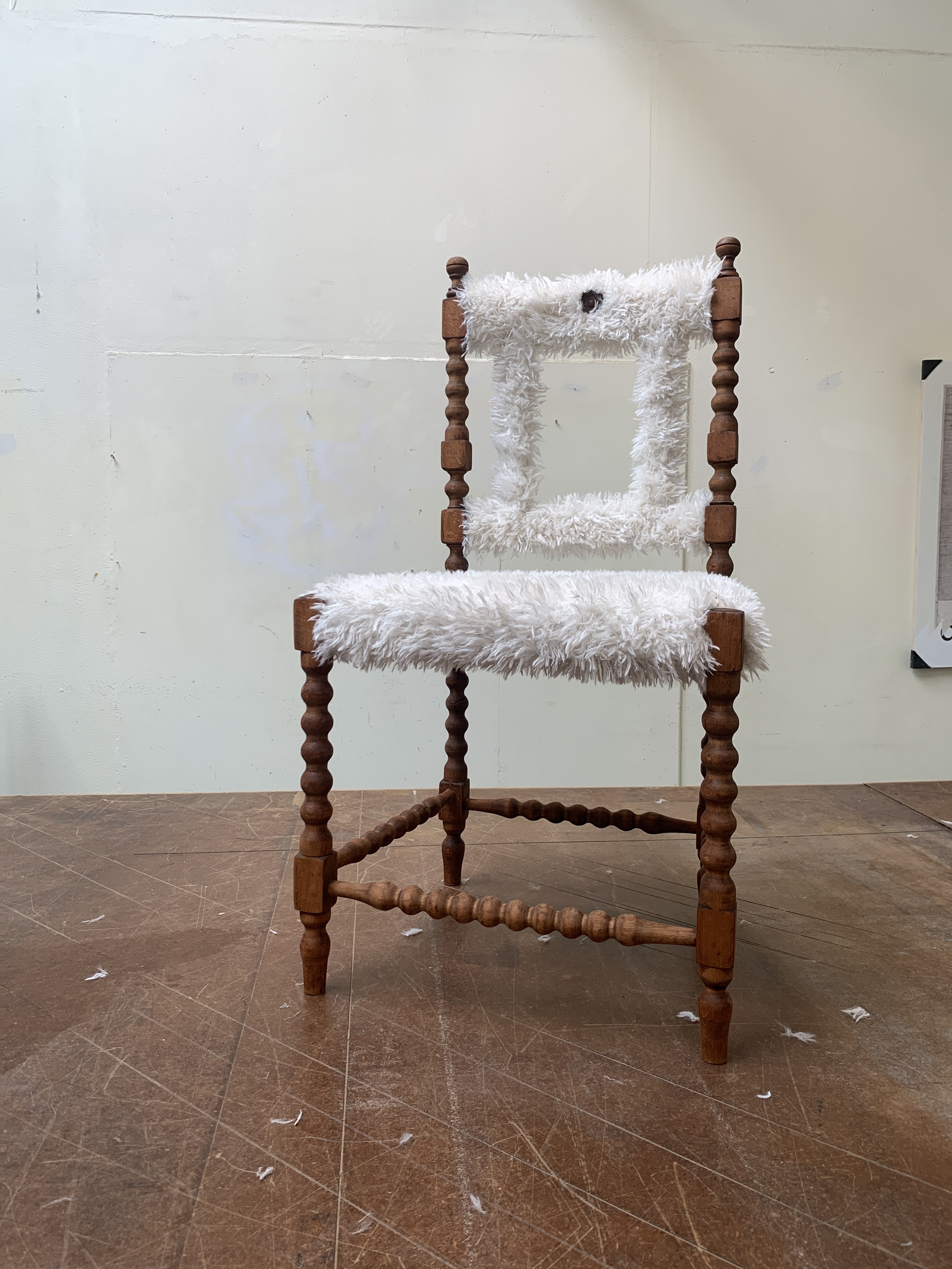 Antieke Houten Spijlenstoel Vs Speels Designobject image 2