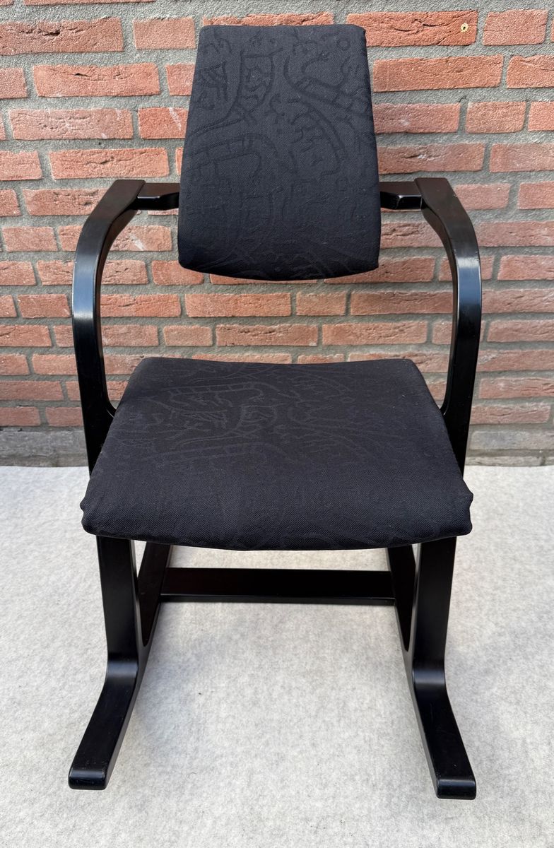 Stokke Peter Opsvik Actulum Ergonomisch Gevormde Schommelstoel - Zwarte Bekleding En Houten Frame image 6