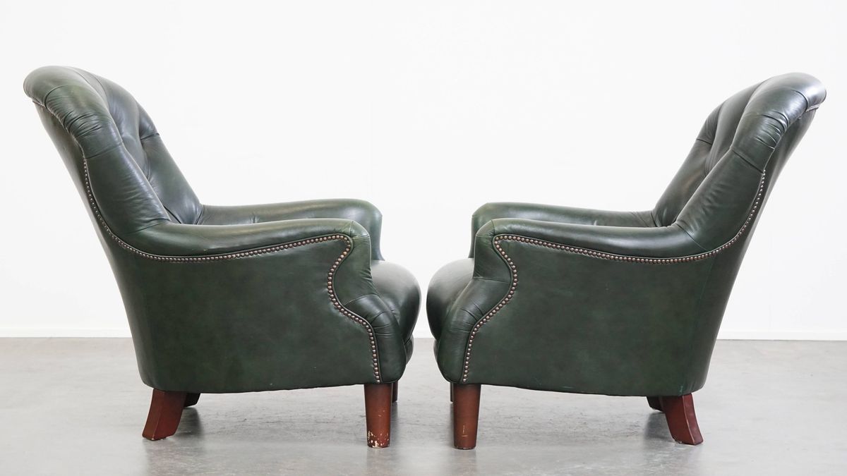 Zeer Charmante Set Van 2 Groene Rundleren Chesterfield Fauteuils In Engelse Stijl image 1