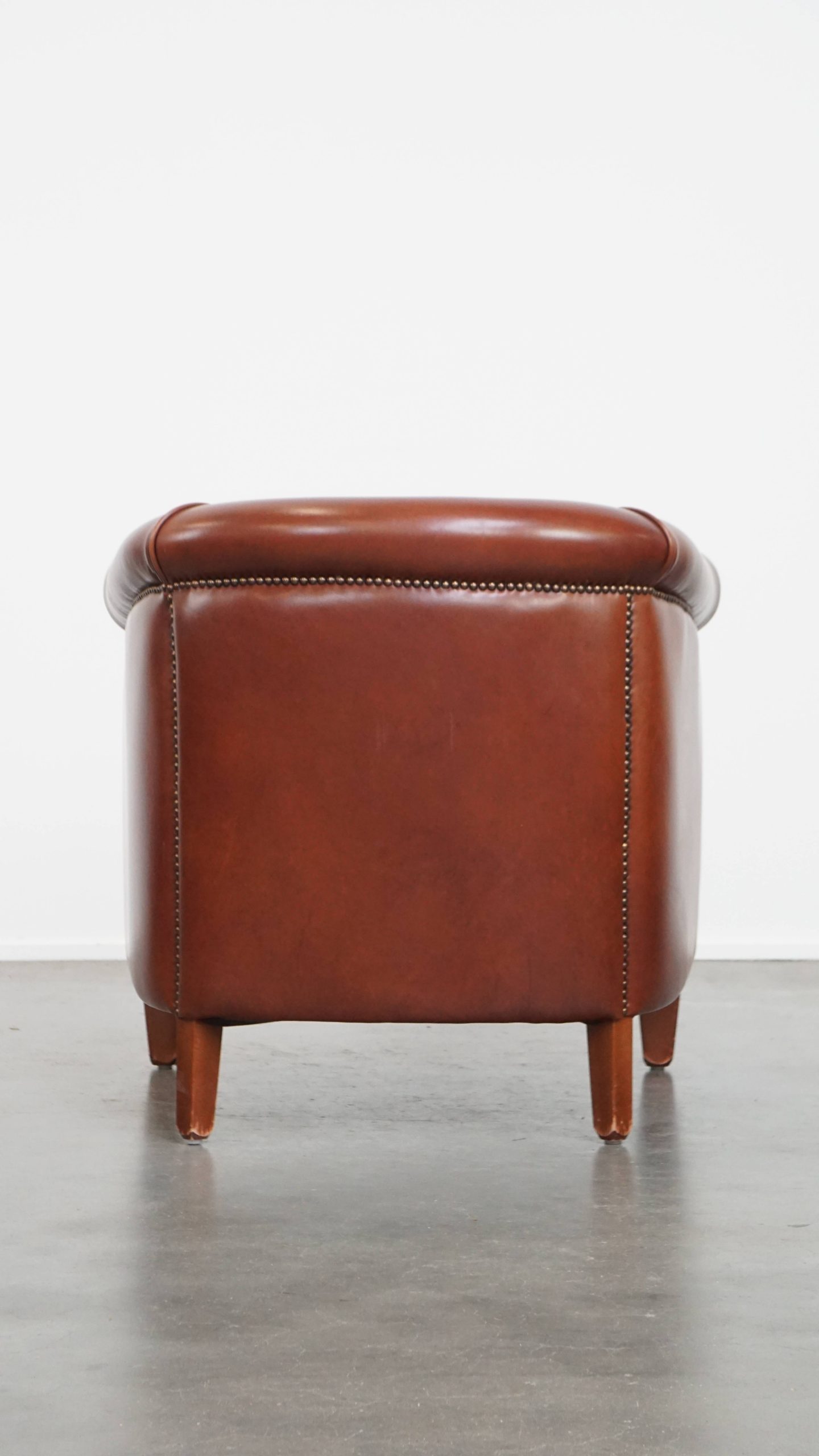 Stijlvolle En Elegante Clubfauteuil Gemaakt Van Rundleer Met Een Luxe Afwerking Met Siernagels image 10