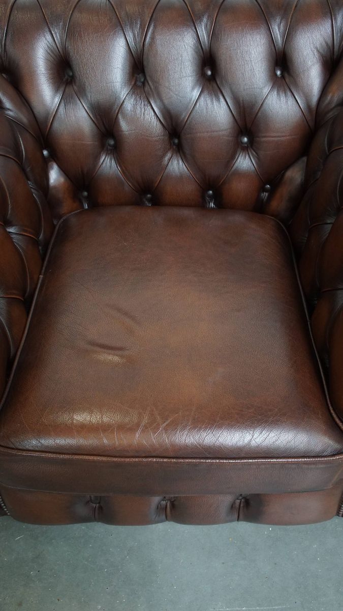 Luxe En Imposante In Goede Staat Verkerende Rundleren Chesterfield Clubfauteuil In Engelse Stijl image 5
