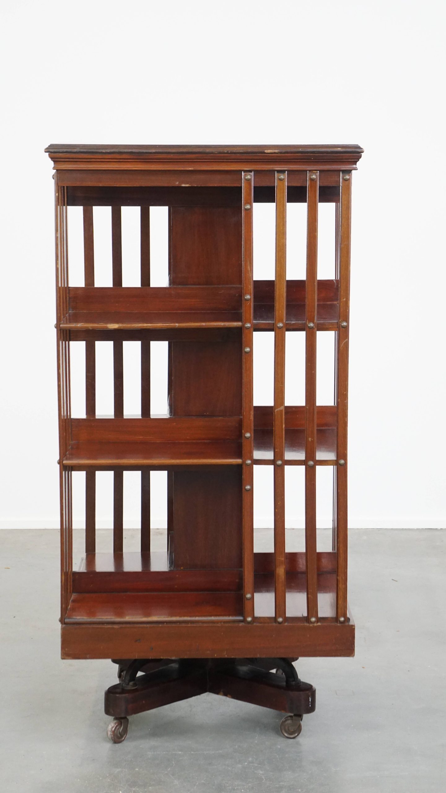 Zeer Mooie Grote Antieke Houten Engelse Boekenmolen Met Een Cast Iron Base image 8