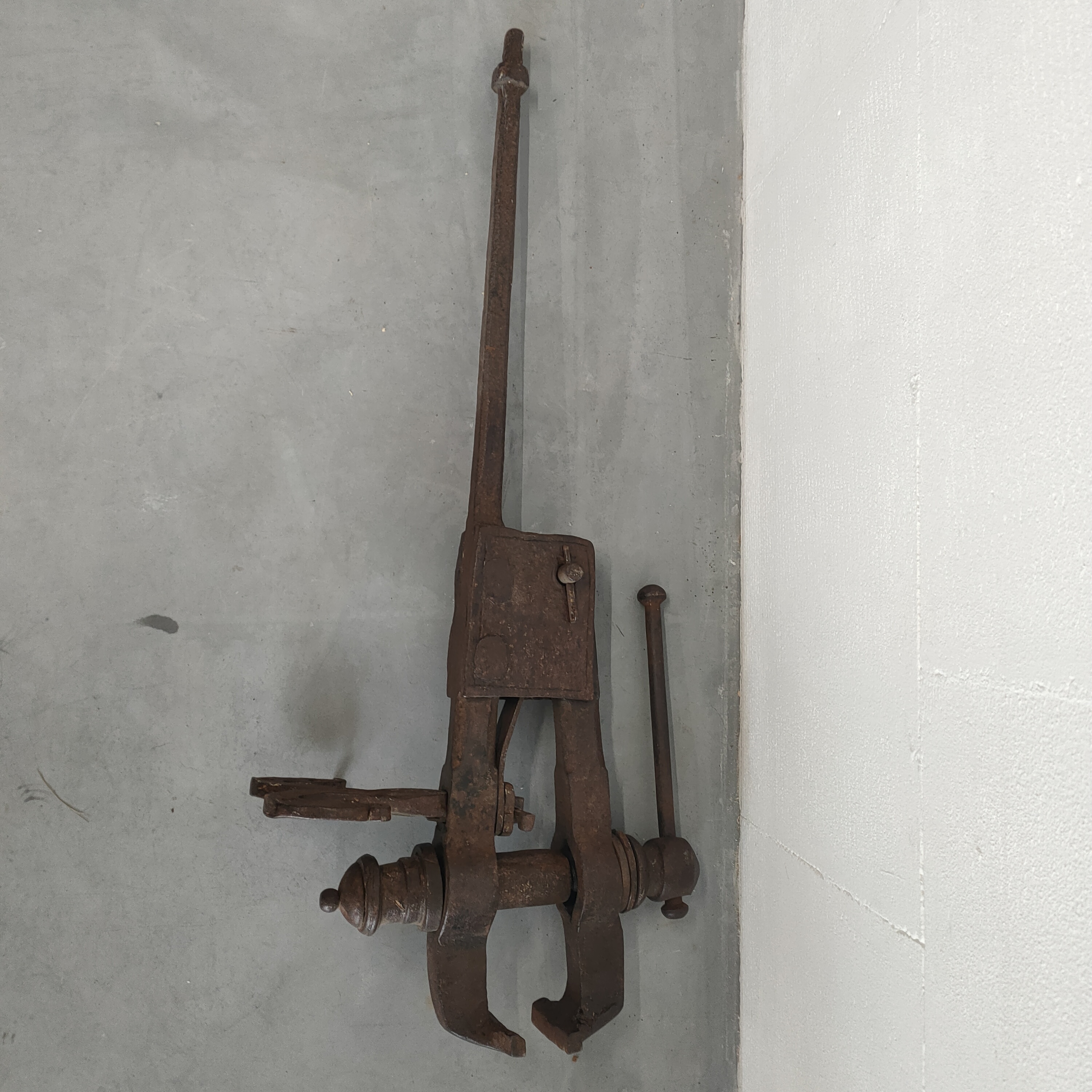 Antieke Bankschroef Met Lange Staart. image 11