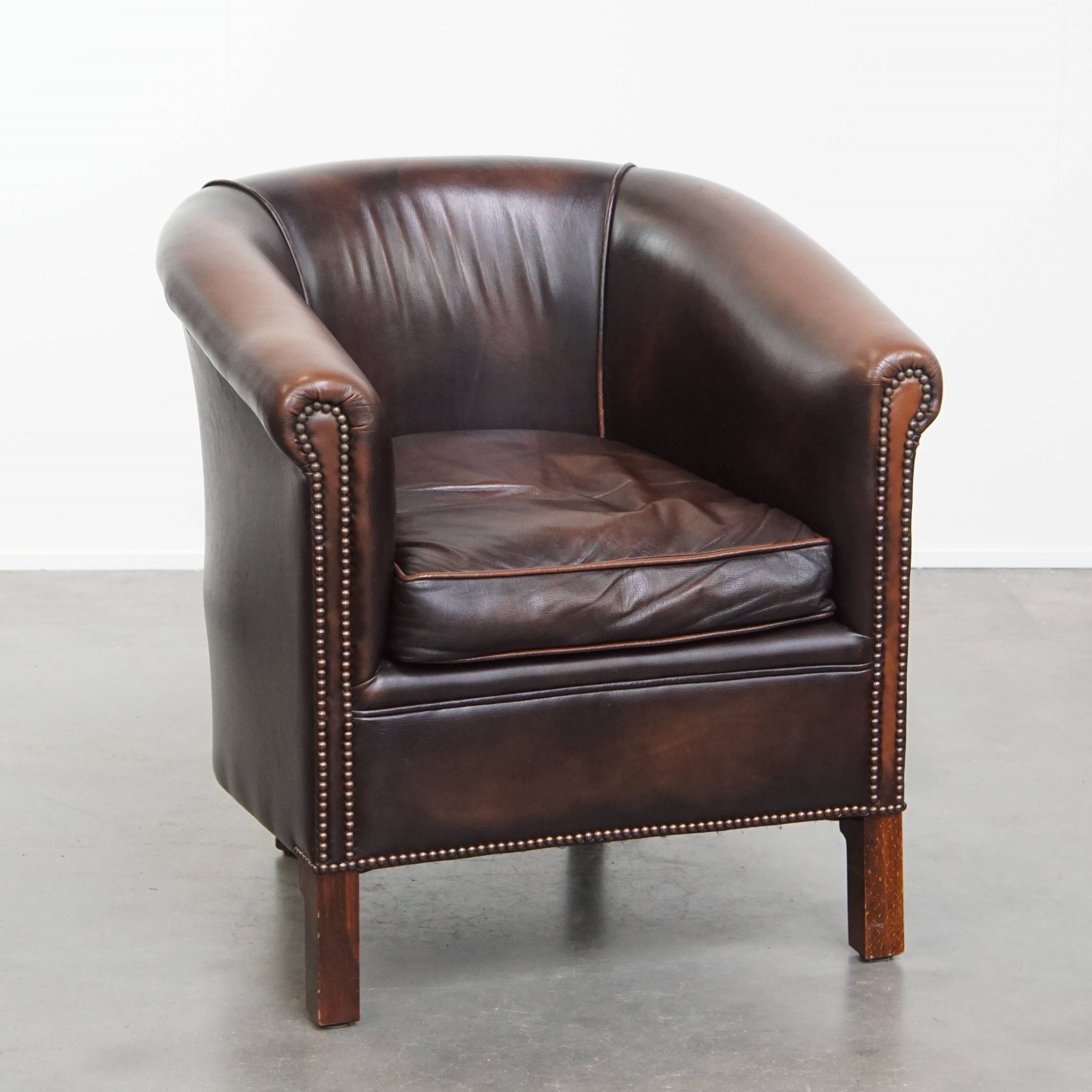 Elegante En Comfortabele Rundleren Clubfauteuil In Engelse Stijl In Een Mooie Donkere Kleur image 2