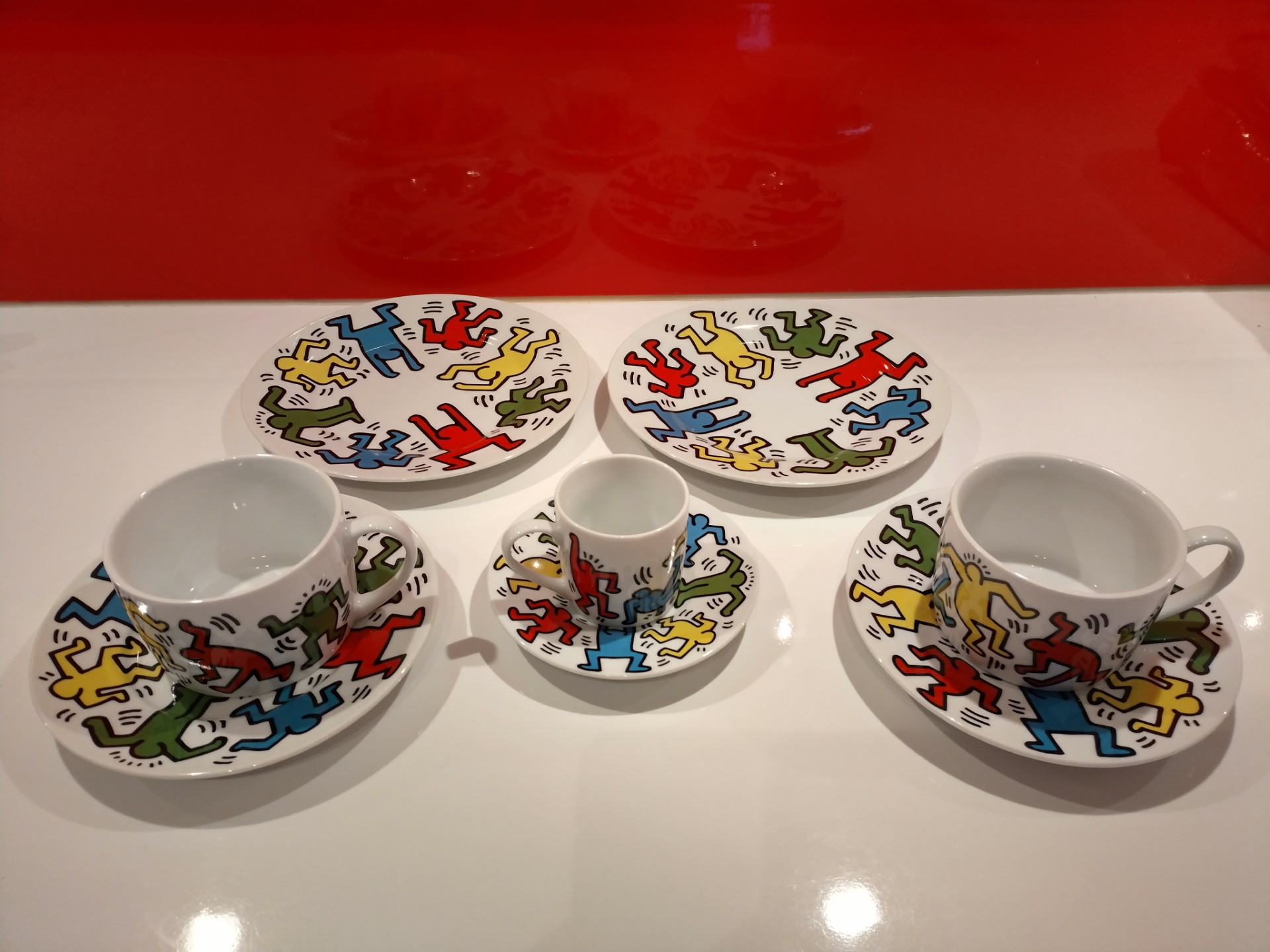 Keith Haring Servies: 2 Platte Borden, 2 Koffiekop En Schotel, 1 Espresso Kopje En Schotel image 2