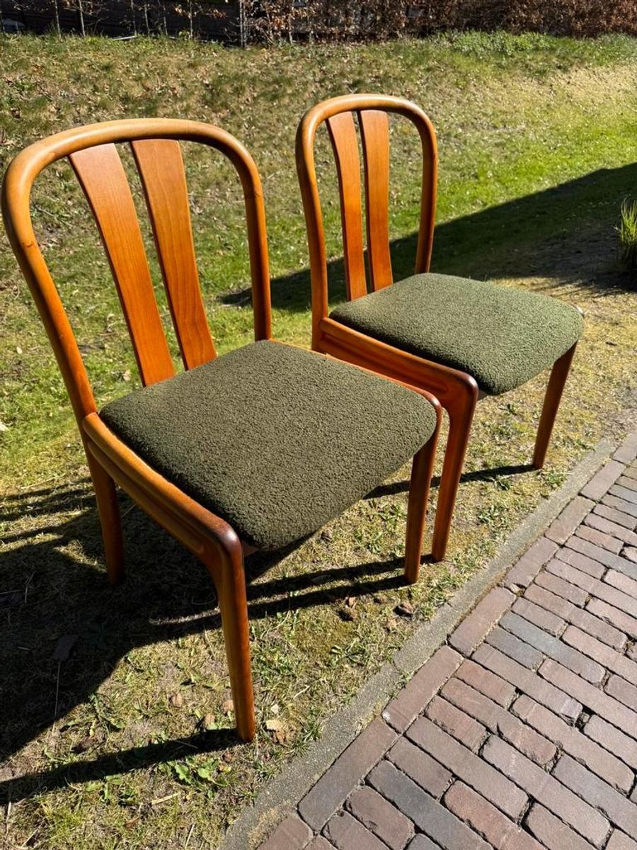 2 Hergestoffeerde Casala Stoelen image 2