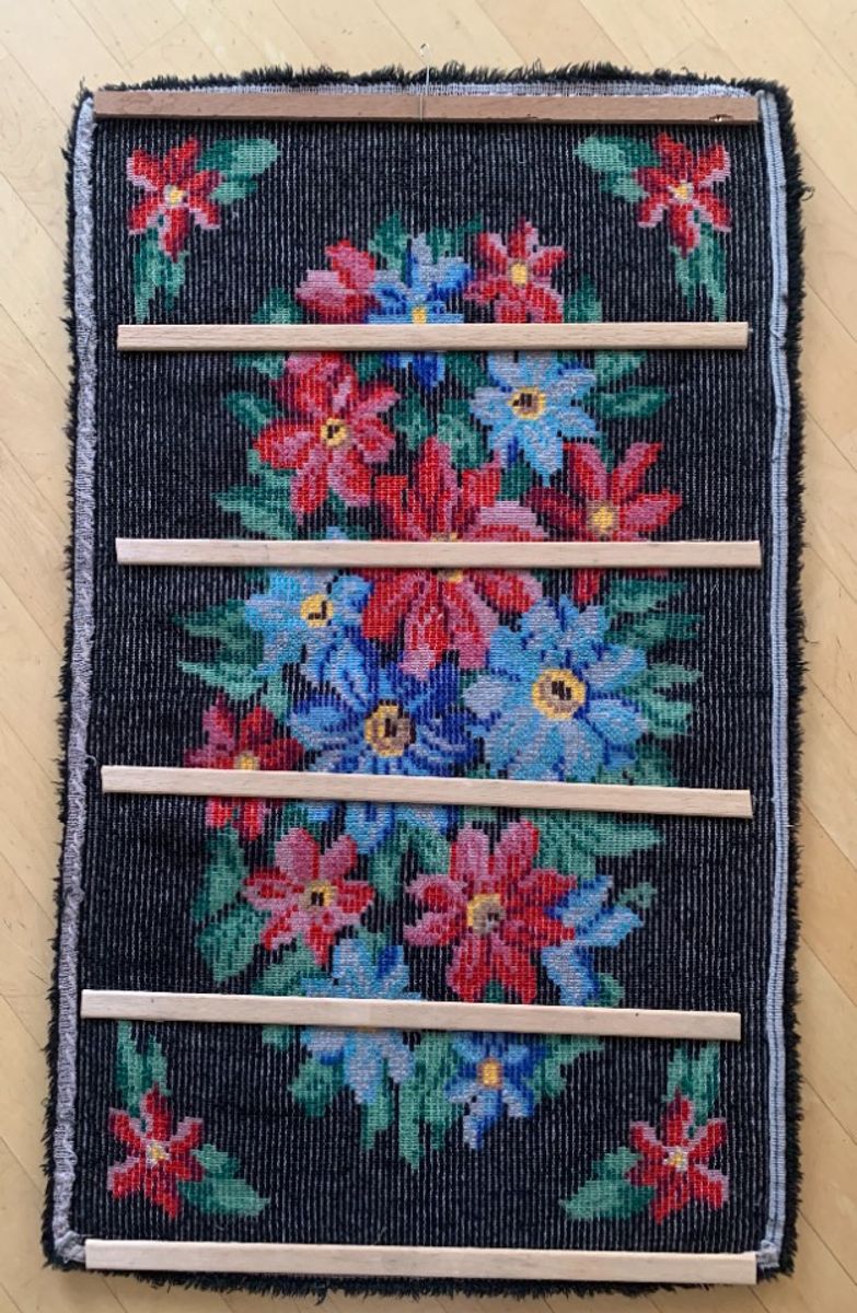 Prachtig Vintage Handgemaakt Wandkleed Met Bloemen In Sprekende Kleuren. image 2
