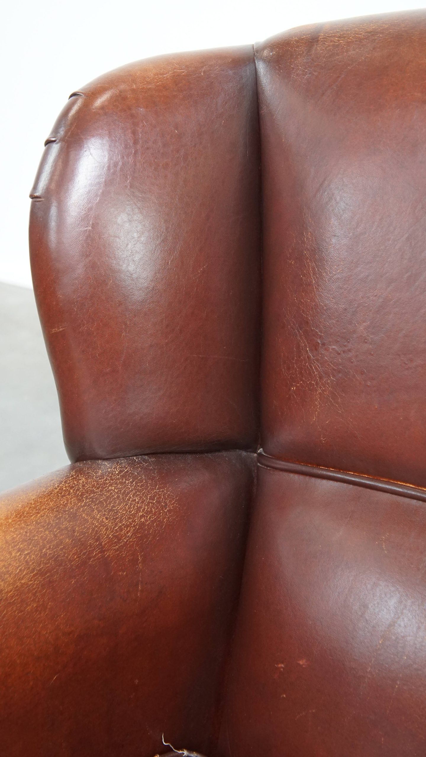 Karaktervolle Schapenleren Oorfauteuil Met Een Donkere Warme Kleurstelling En Een Prachtig Patina image 15
