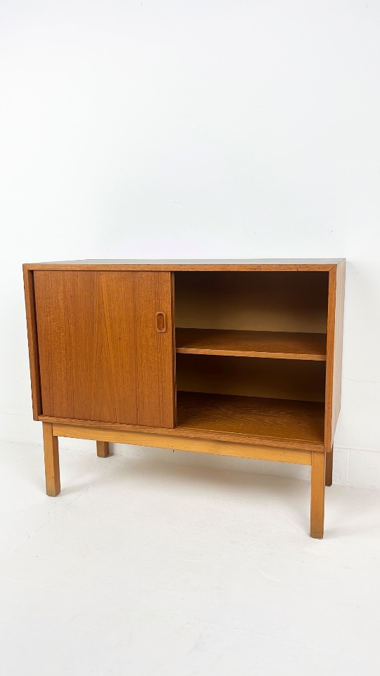 Fineren Box Bekijk Scandinavisch Vintage Teak Fineren Kast Met Schuifdeuren op Reliving