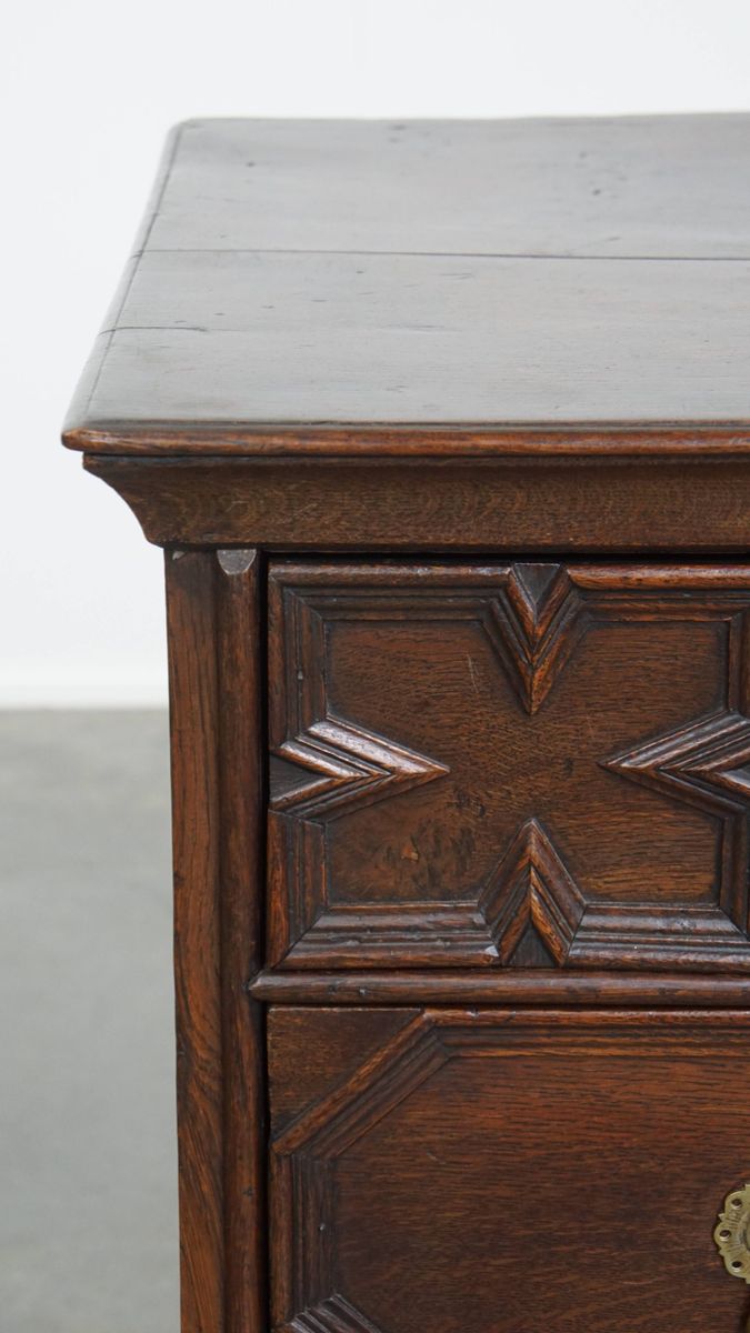 Charmante Antieke Engelse Ladekast Uit De 18e Eeuw Met Uniek Paneelwerk En Originele Bolpootjes image 8