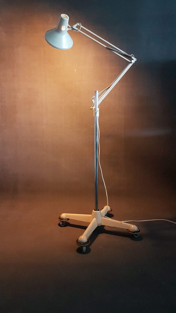Bekijk Luxo Floor Architect Lamp On 4 Wheels op Reliving 🤩