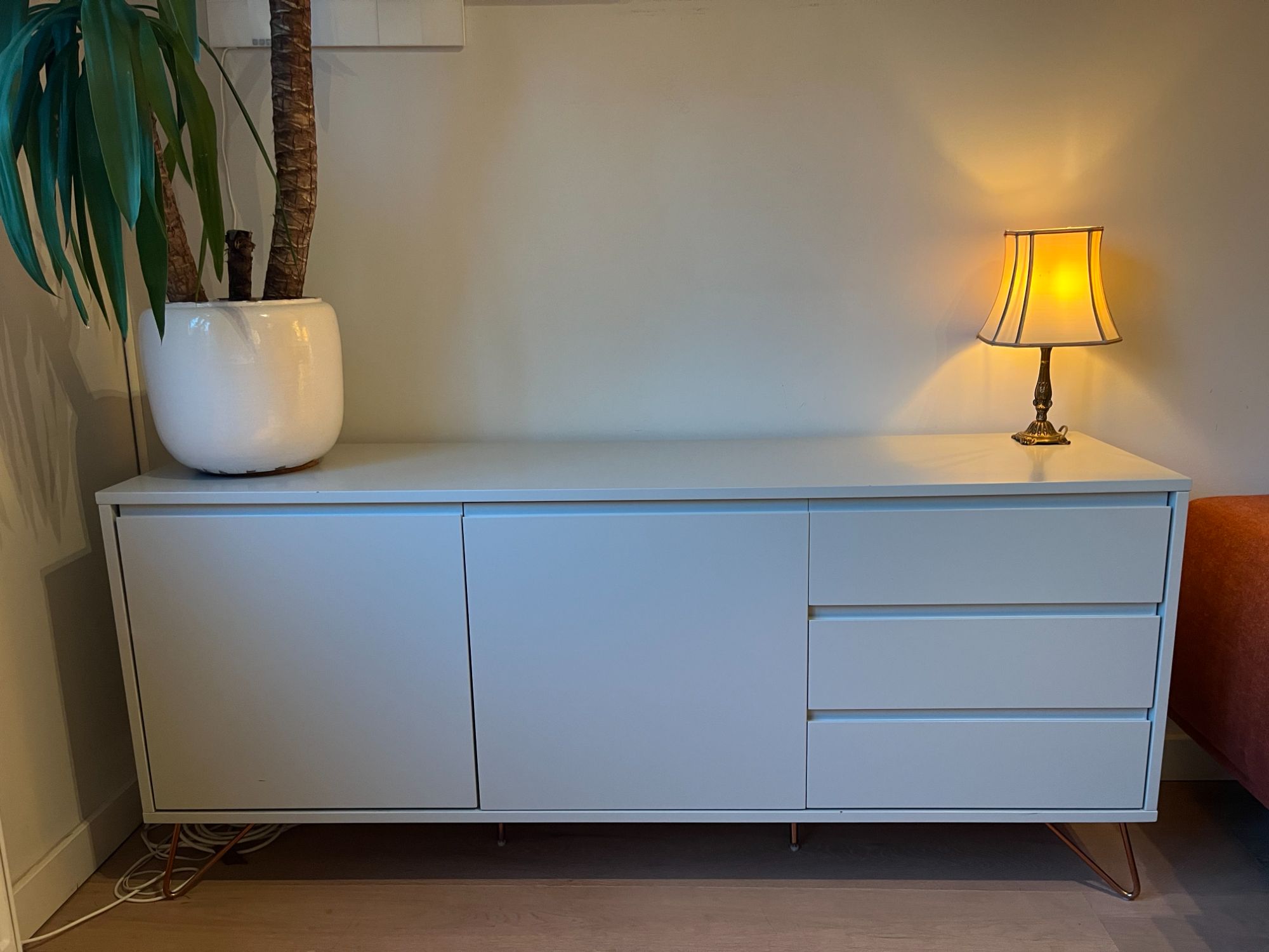 Stijlvol Licht Grijs Dressoir Met Koperen Poten Van MADE.com image 6