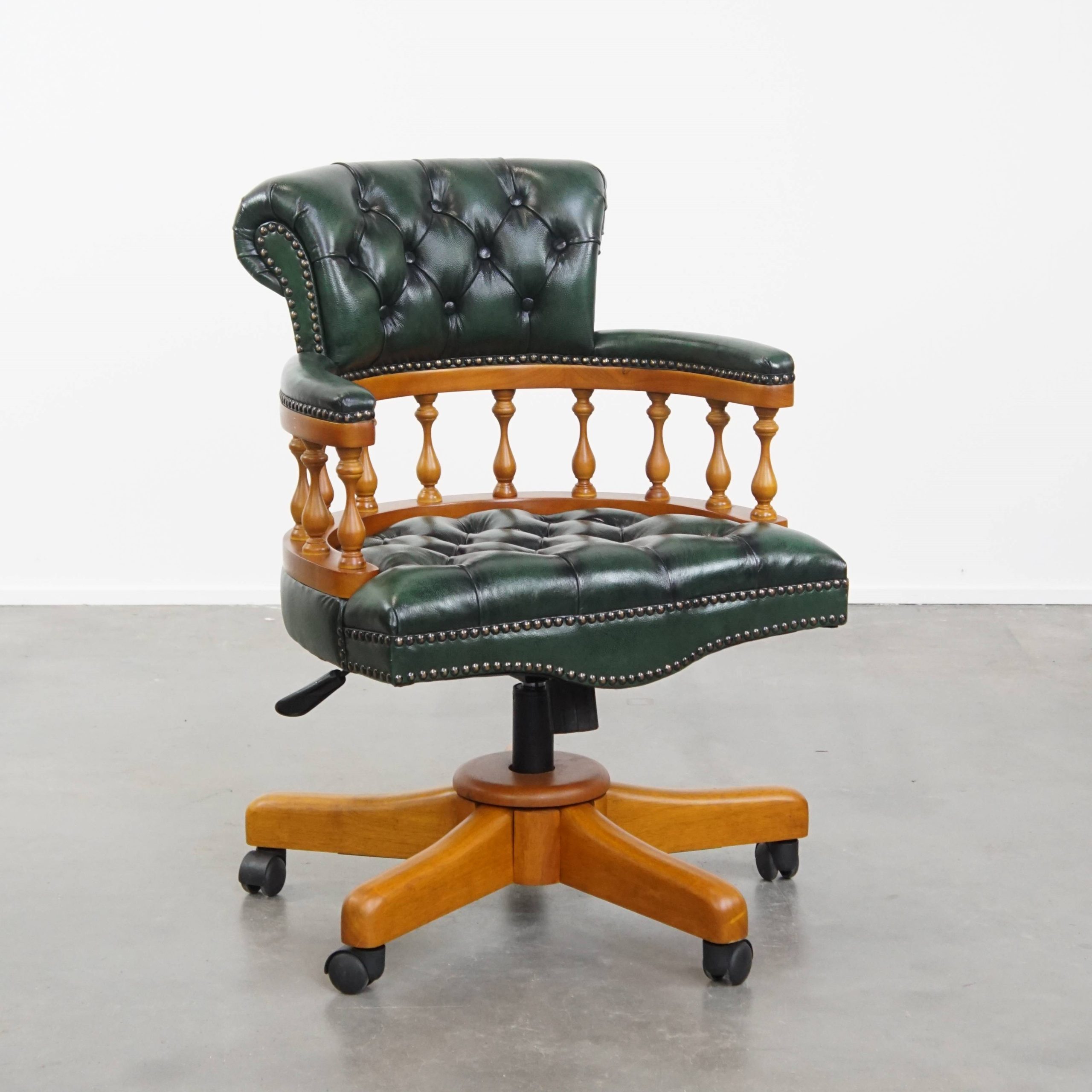 Groene Klassieke En Tijdloze Chesterfield Bureaustoel Gemaakt Van Rundleer Op Wieltjes image 2