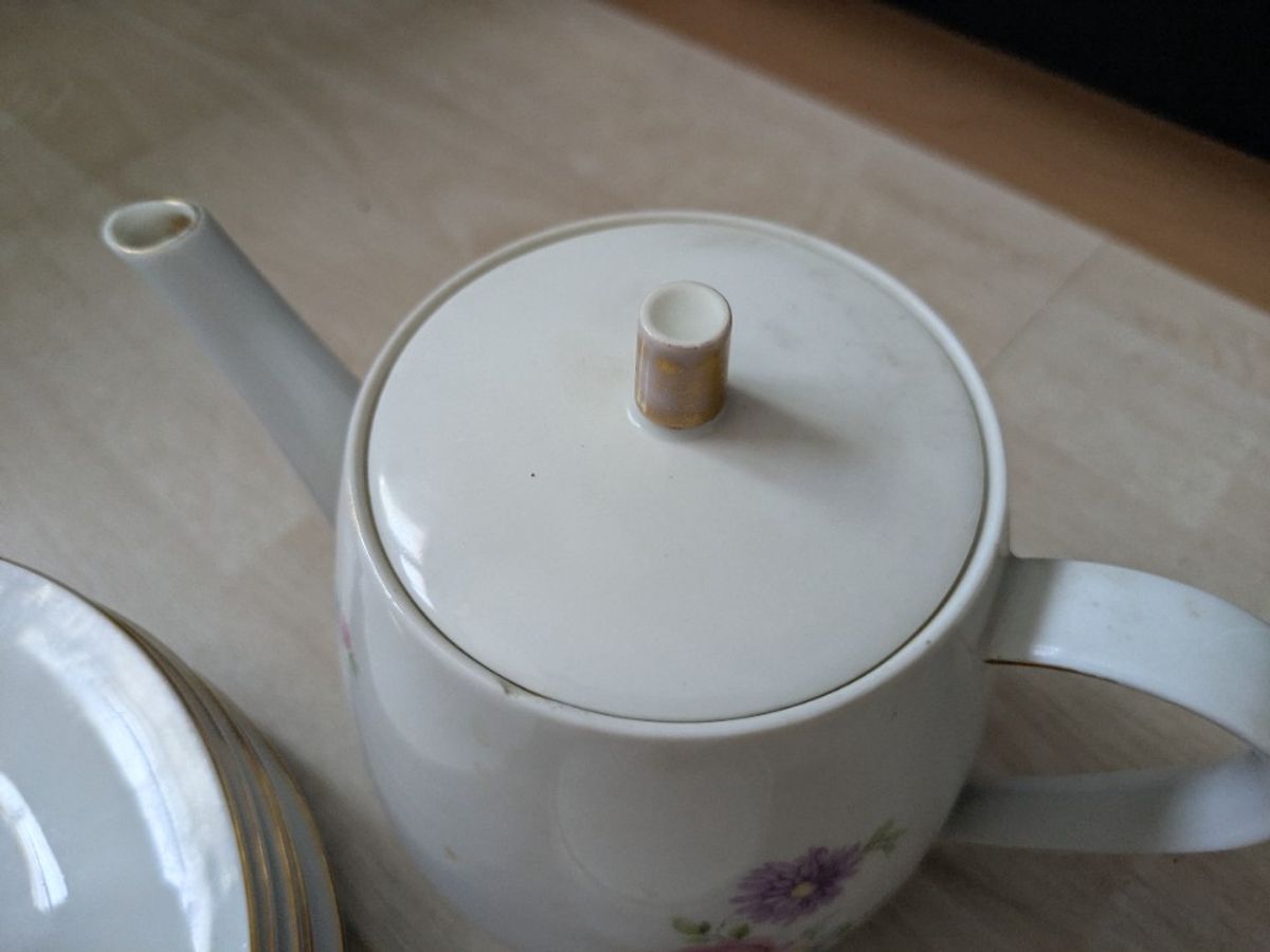 Thee Of Koffiepot, Melk En Suiker En Vijf Ontbijtbordjes image 2