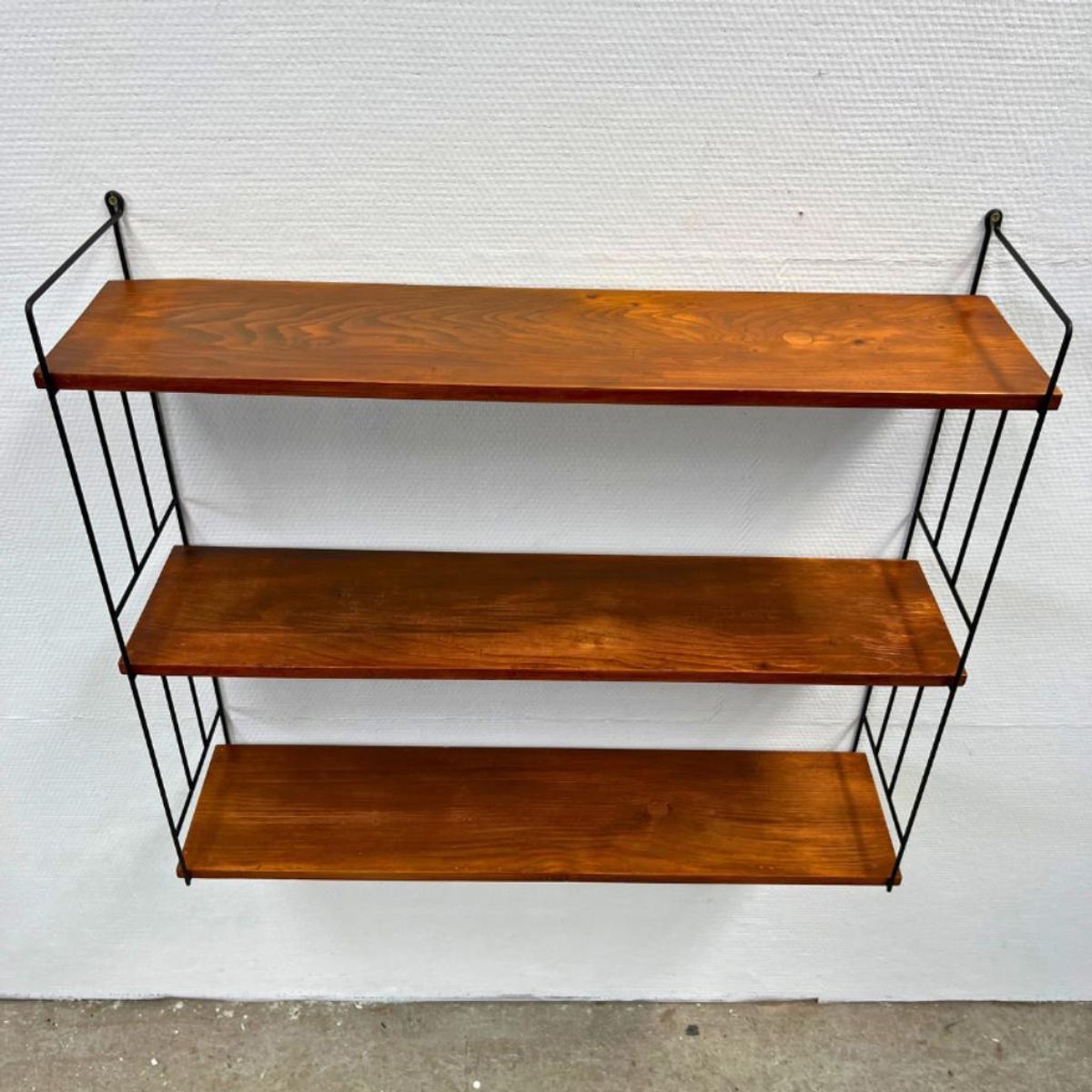 Vintage Wandrek Met 3 Houten Planken En Draadstaal Dragers image 7