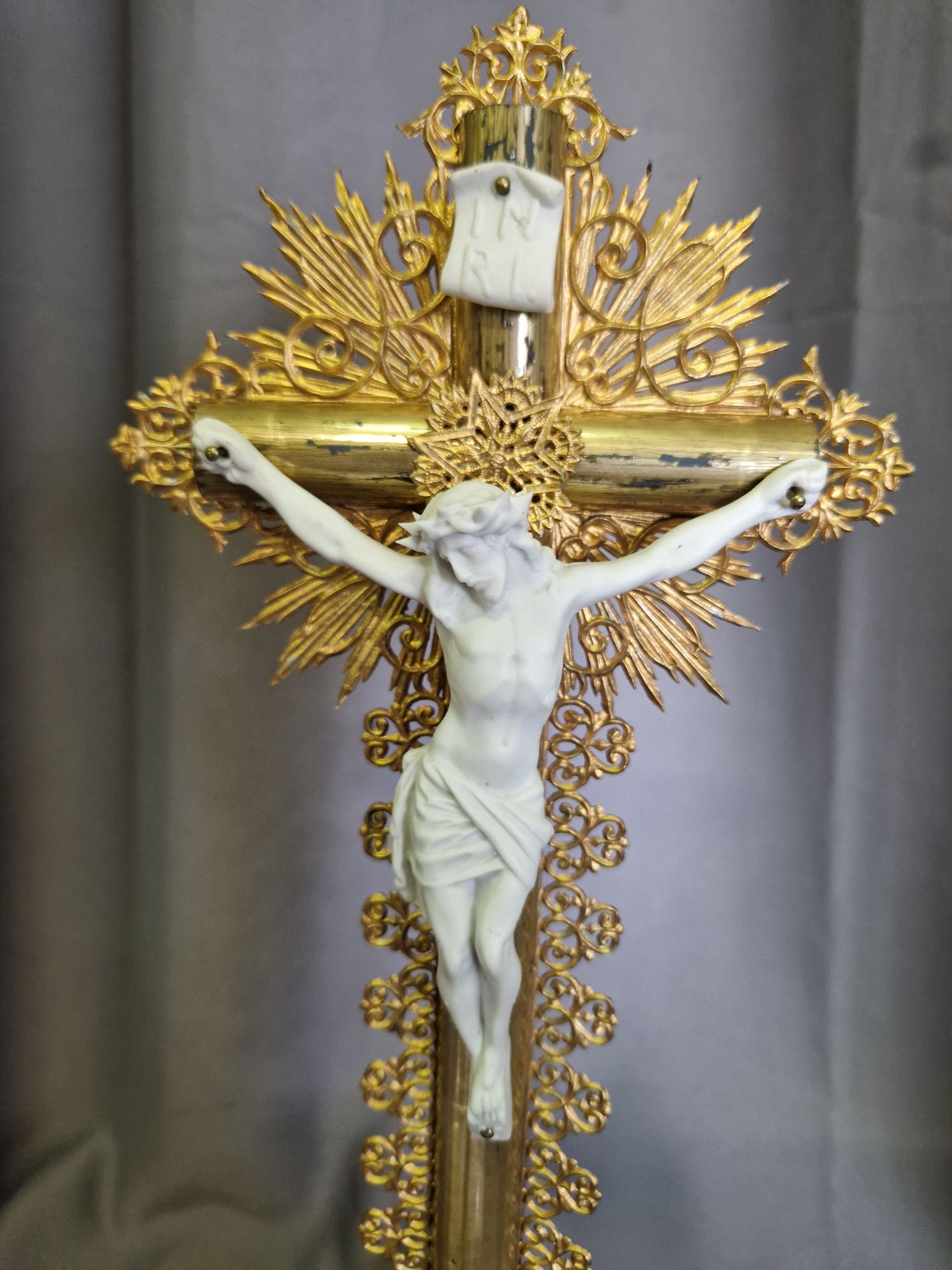 Gouden Crucifix Met Stolp image 4