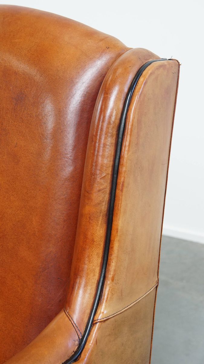 Luxe En Comfortabele Schapenleren Armchair Met Hoge Rug, Zwarte Biezen En Een Tijdloos Design image 10
