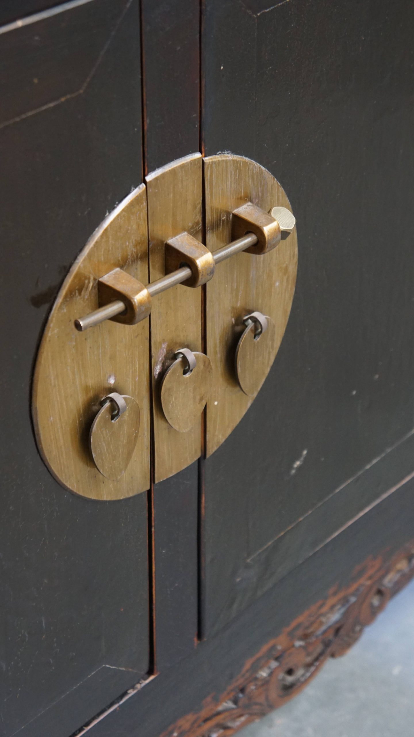 Antiek Houten Chinees Dressoir/ Altaar In Een Warme Donkere Kleur En Mooie Details image 9