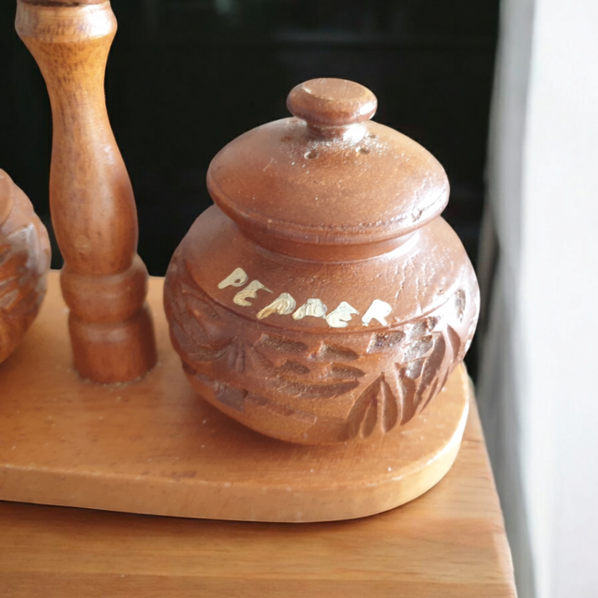 Vintage Houtsnijwerk Peper En Zoutstel Op Houder image 3